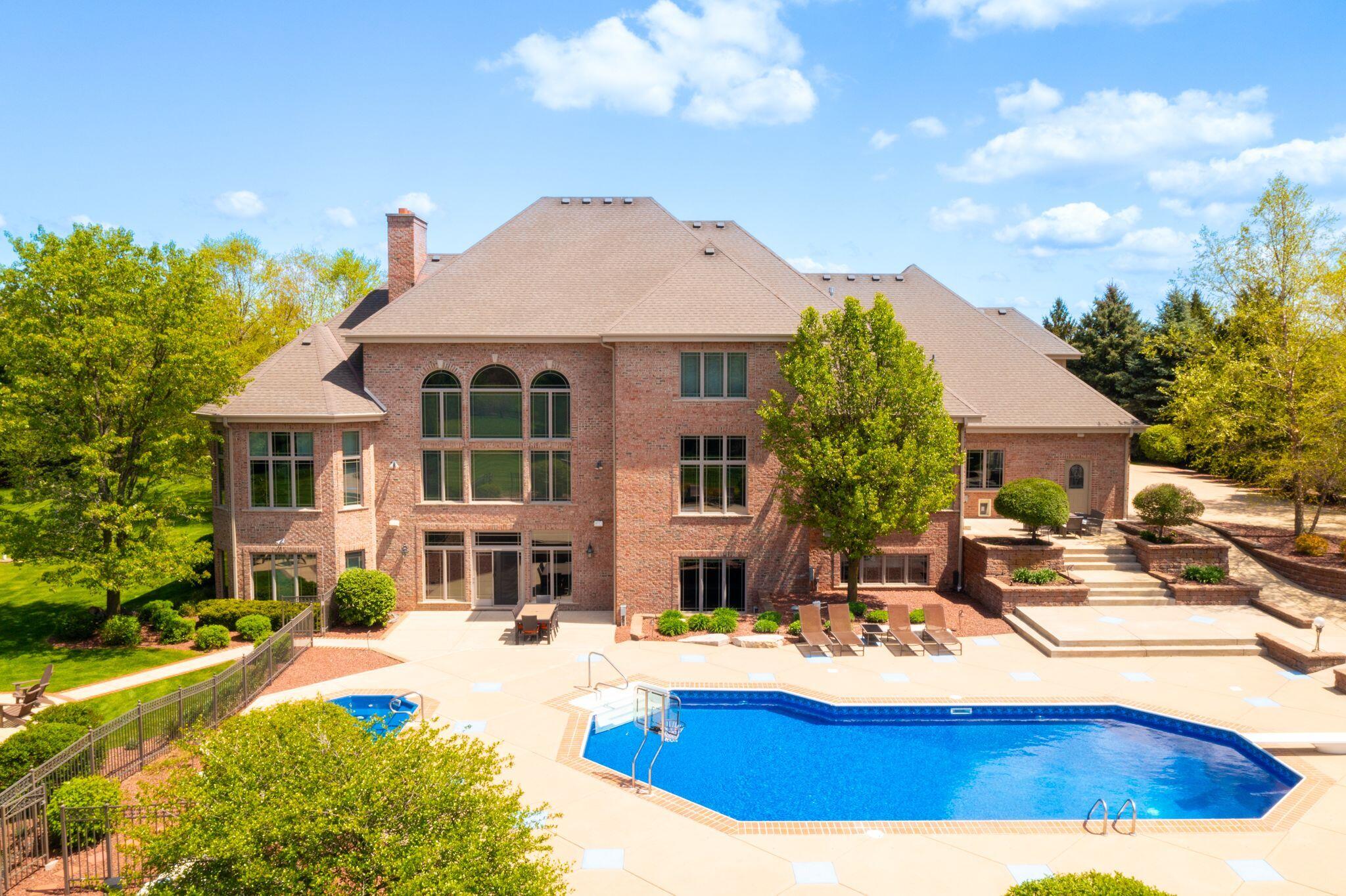 3277 N Canterbury Ln