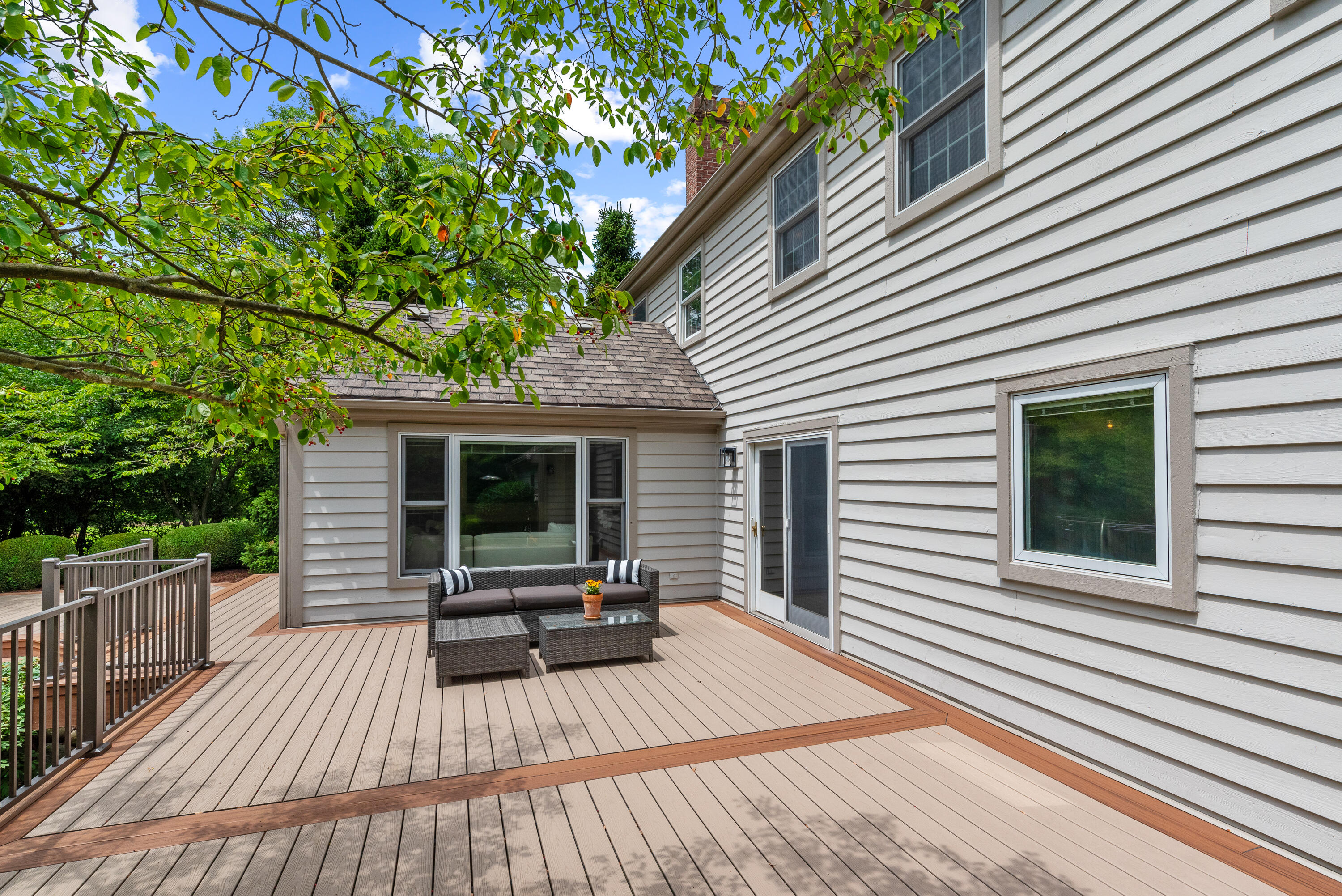 327 W White Oak Way