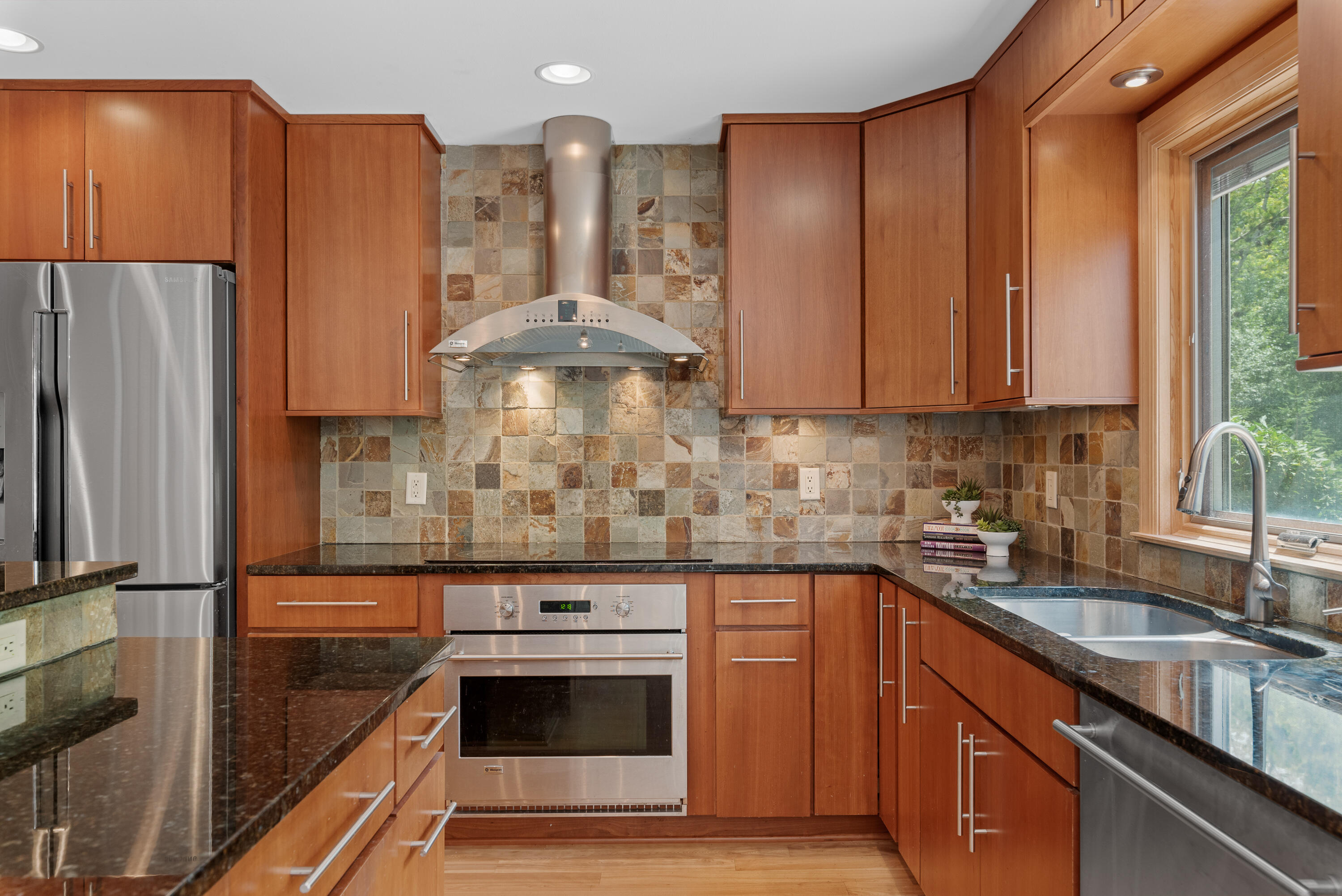 327 W White Oak Way