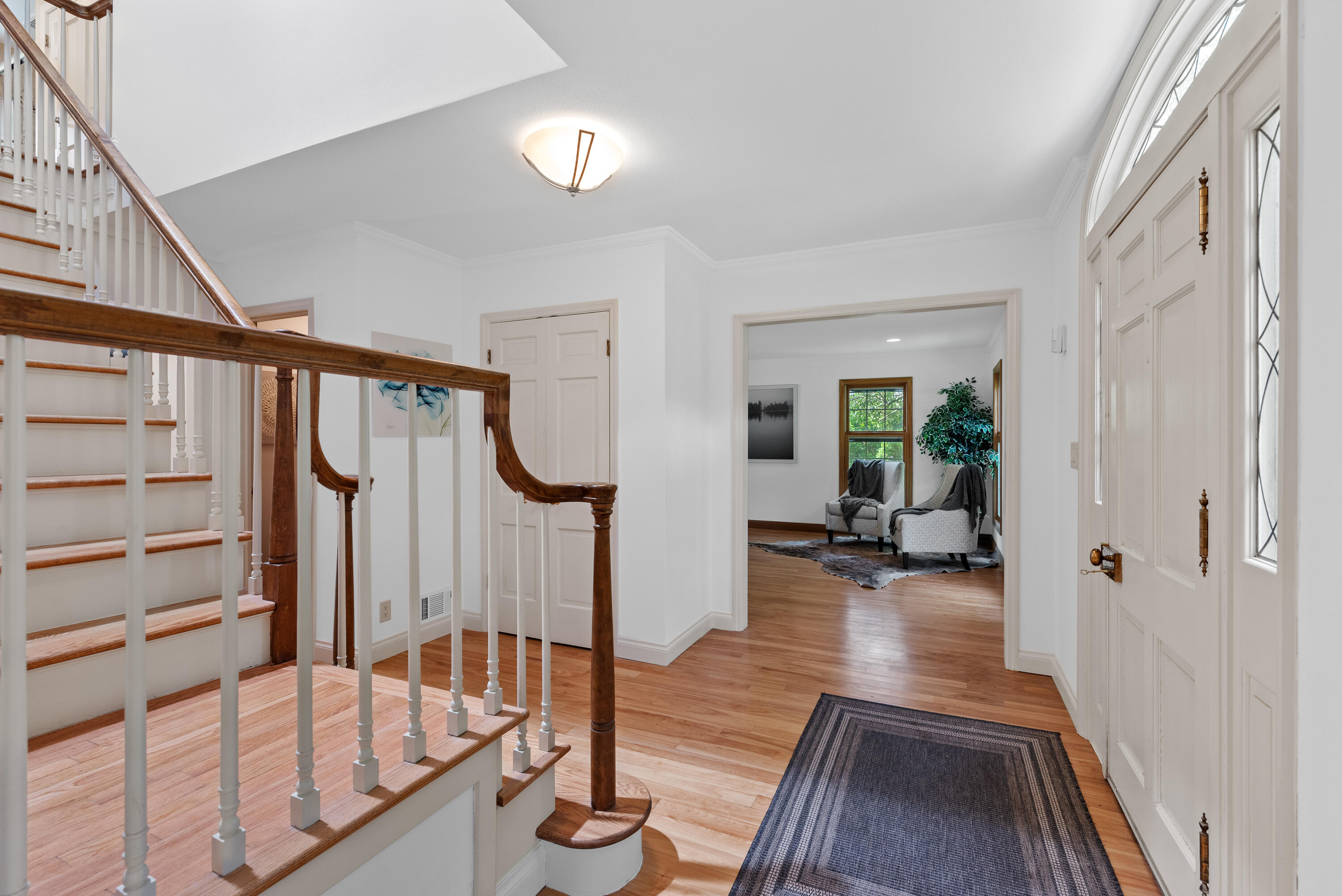 327 W White Oak Way