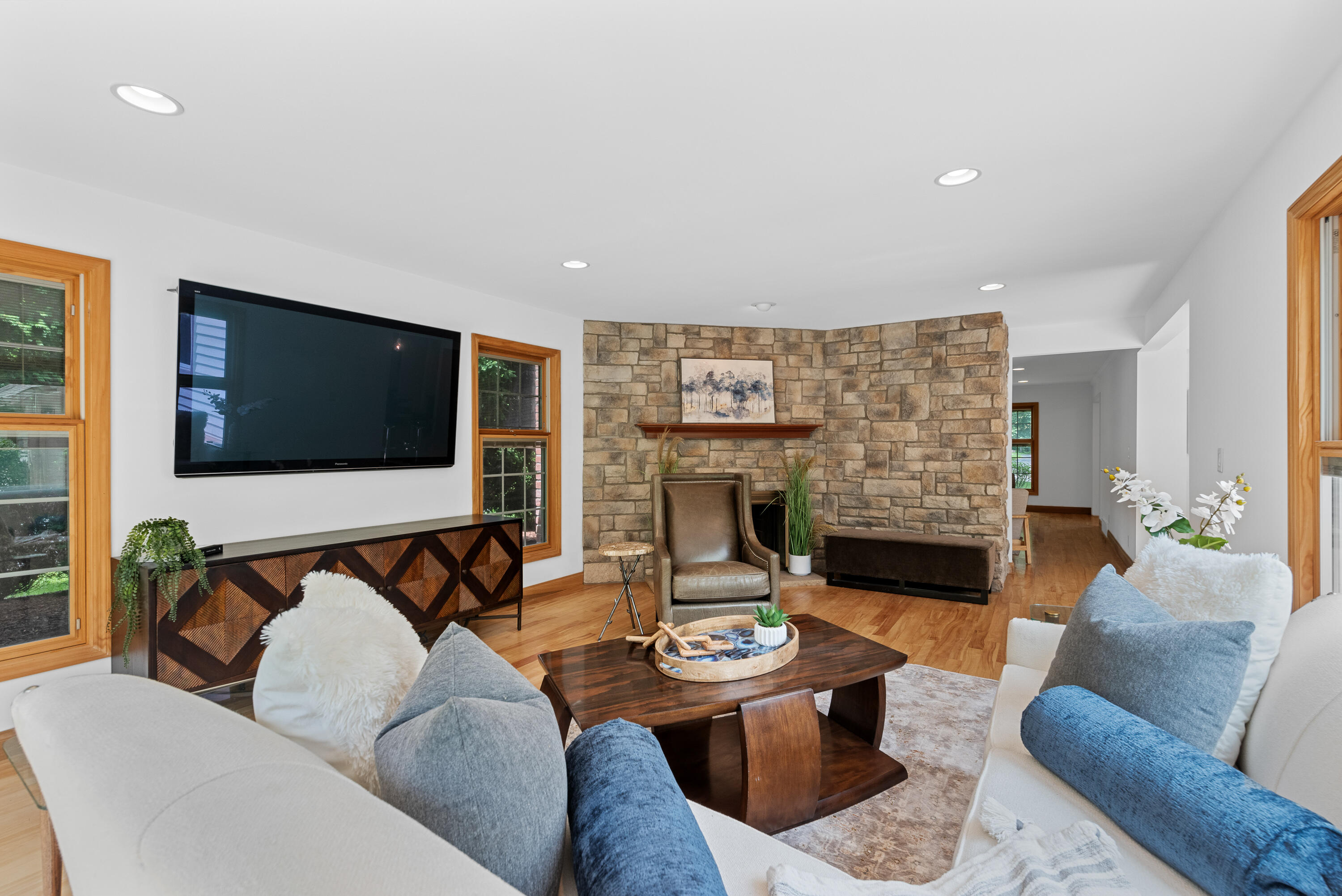 327 W White Oak Way