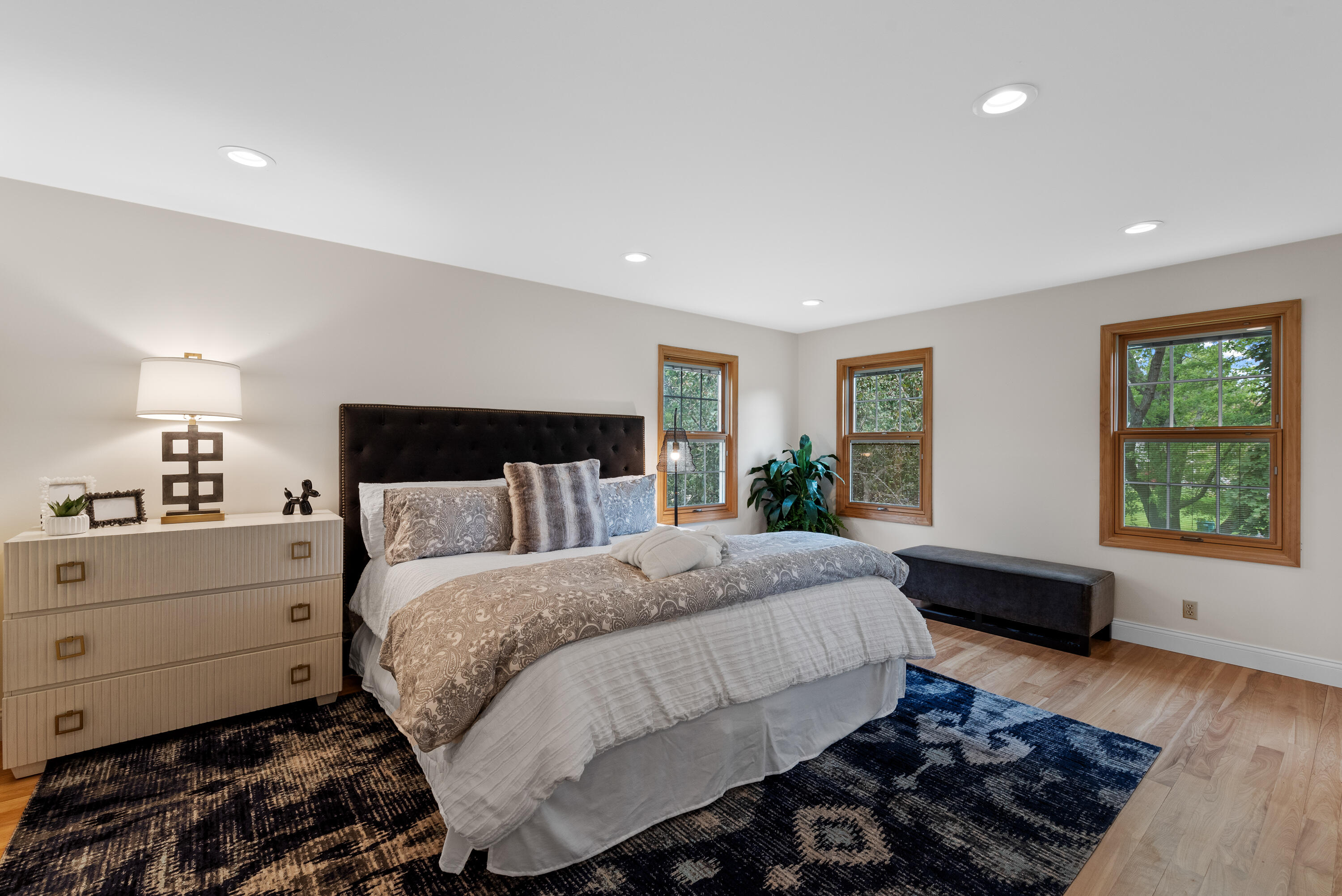 327 W White Oak Way