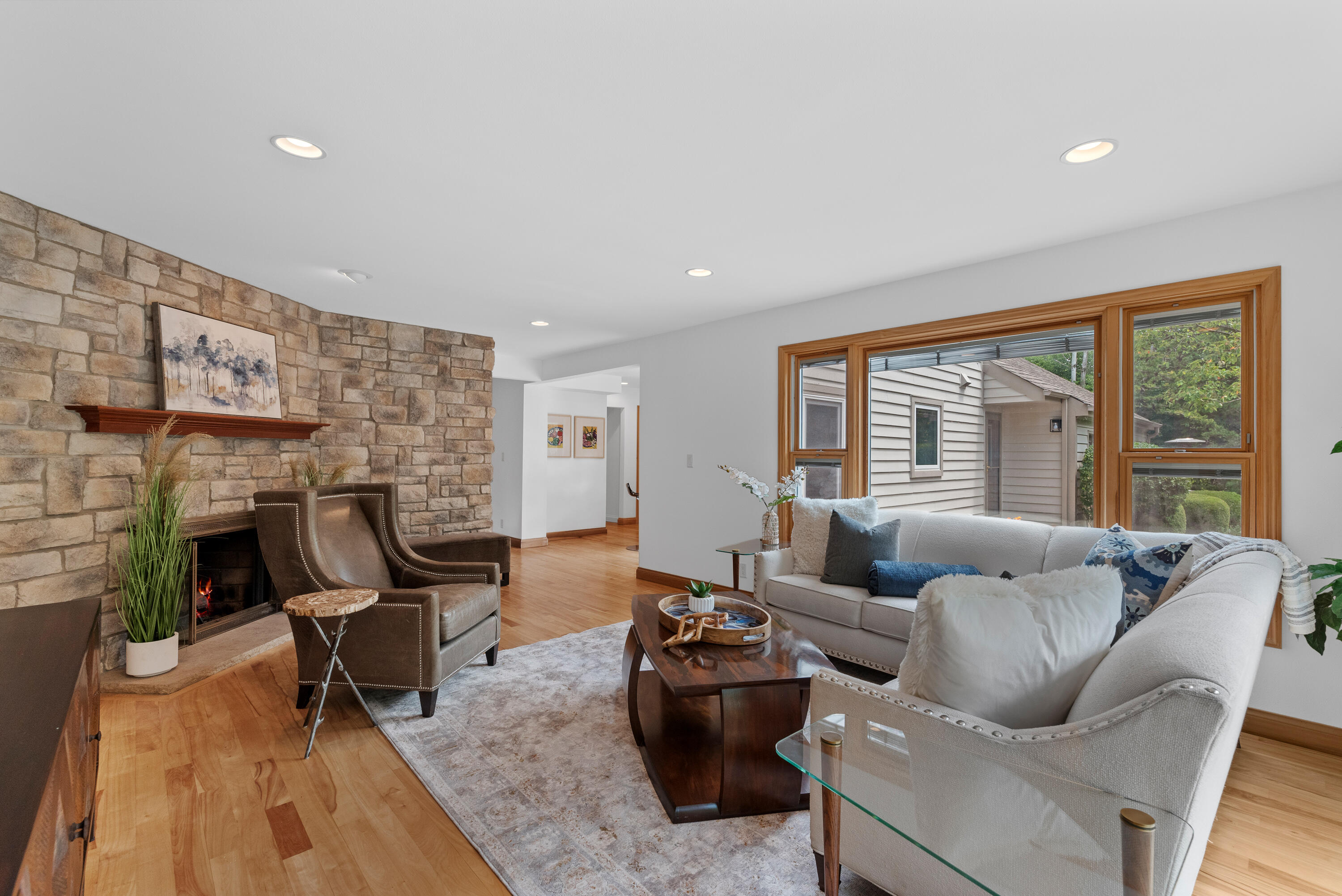 327 W White Oak Way