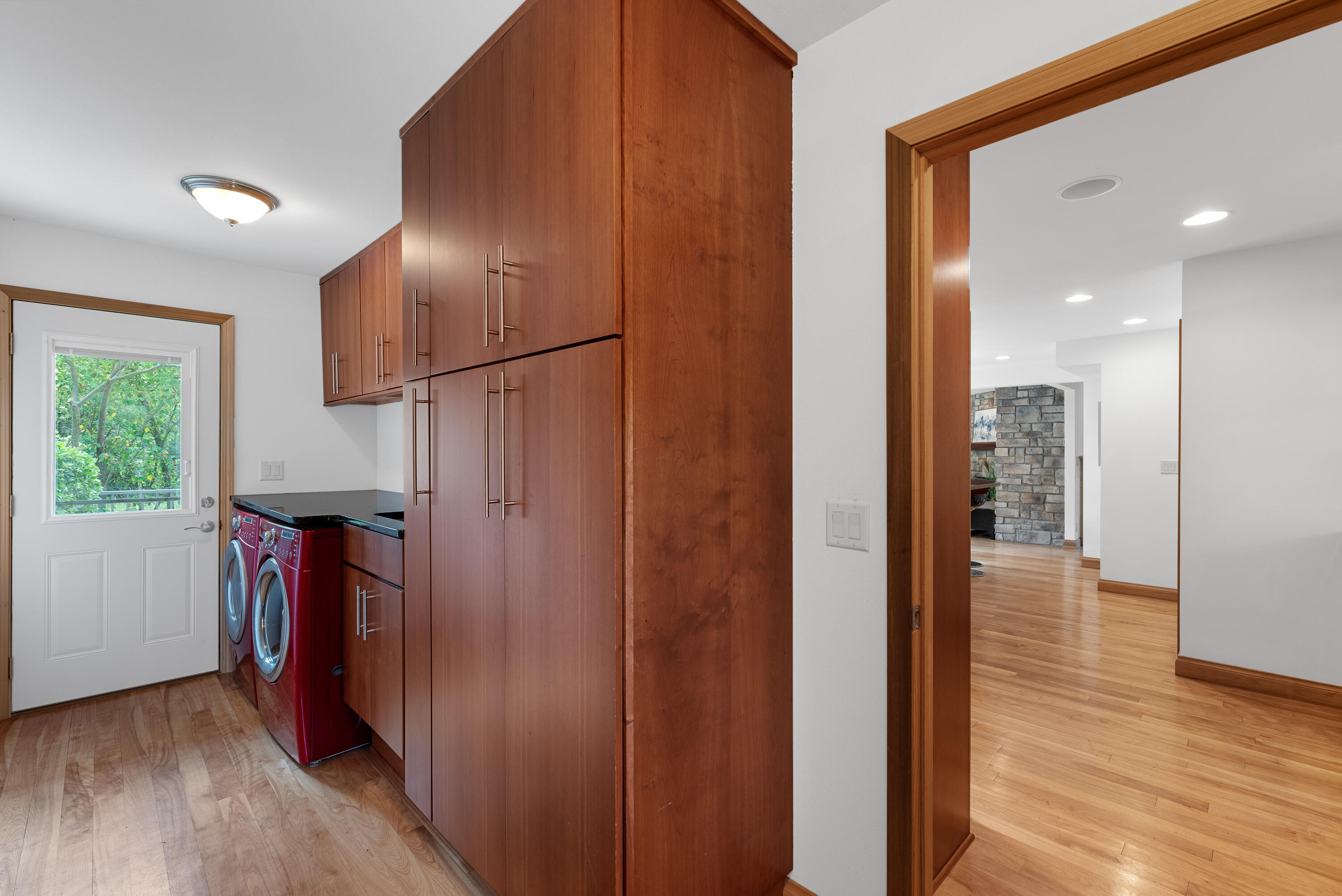 327 W White Oak Way