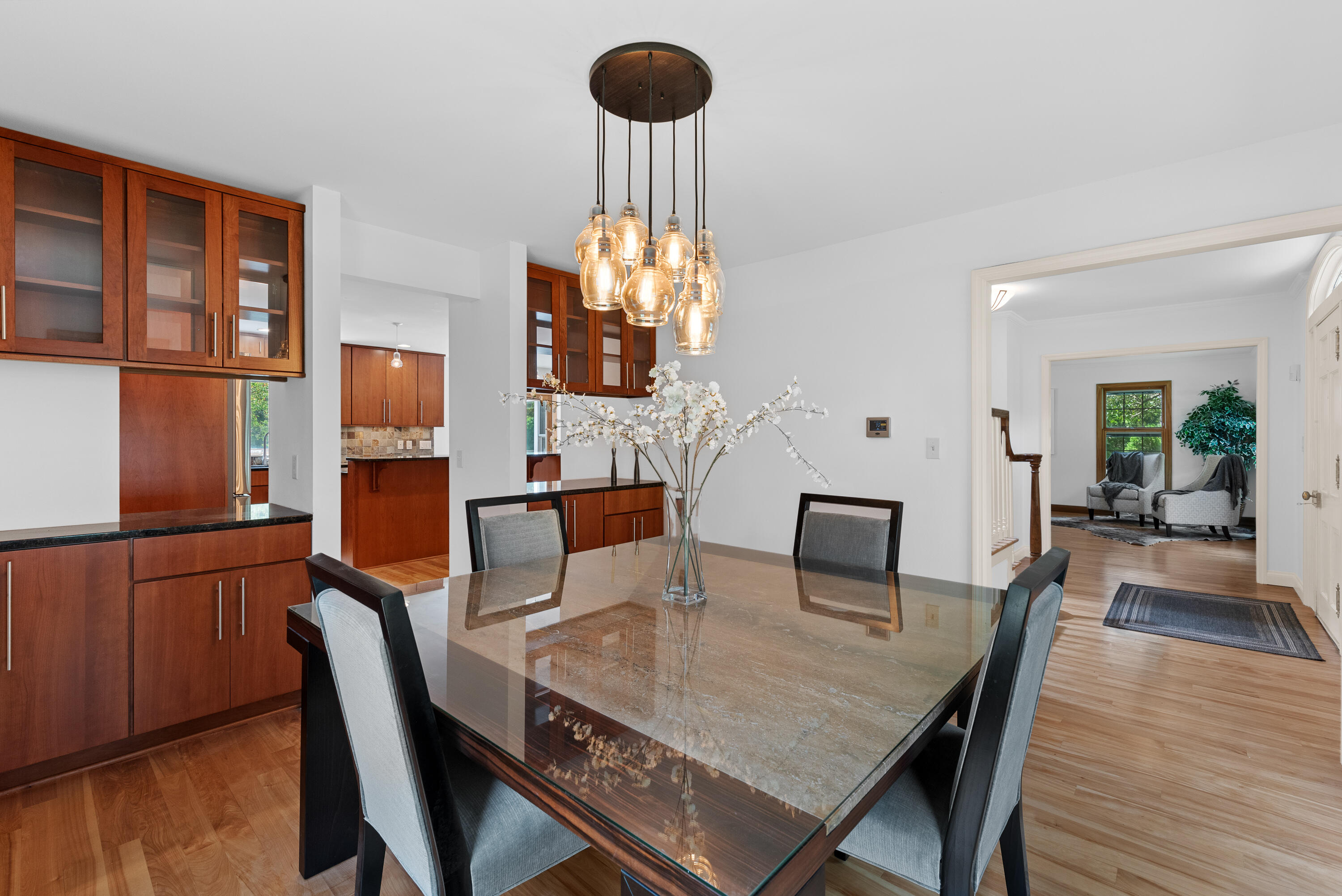 327 W White Oak Way