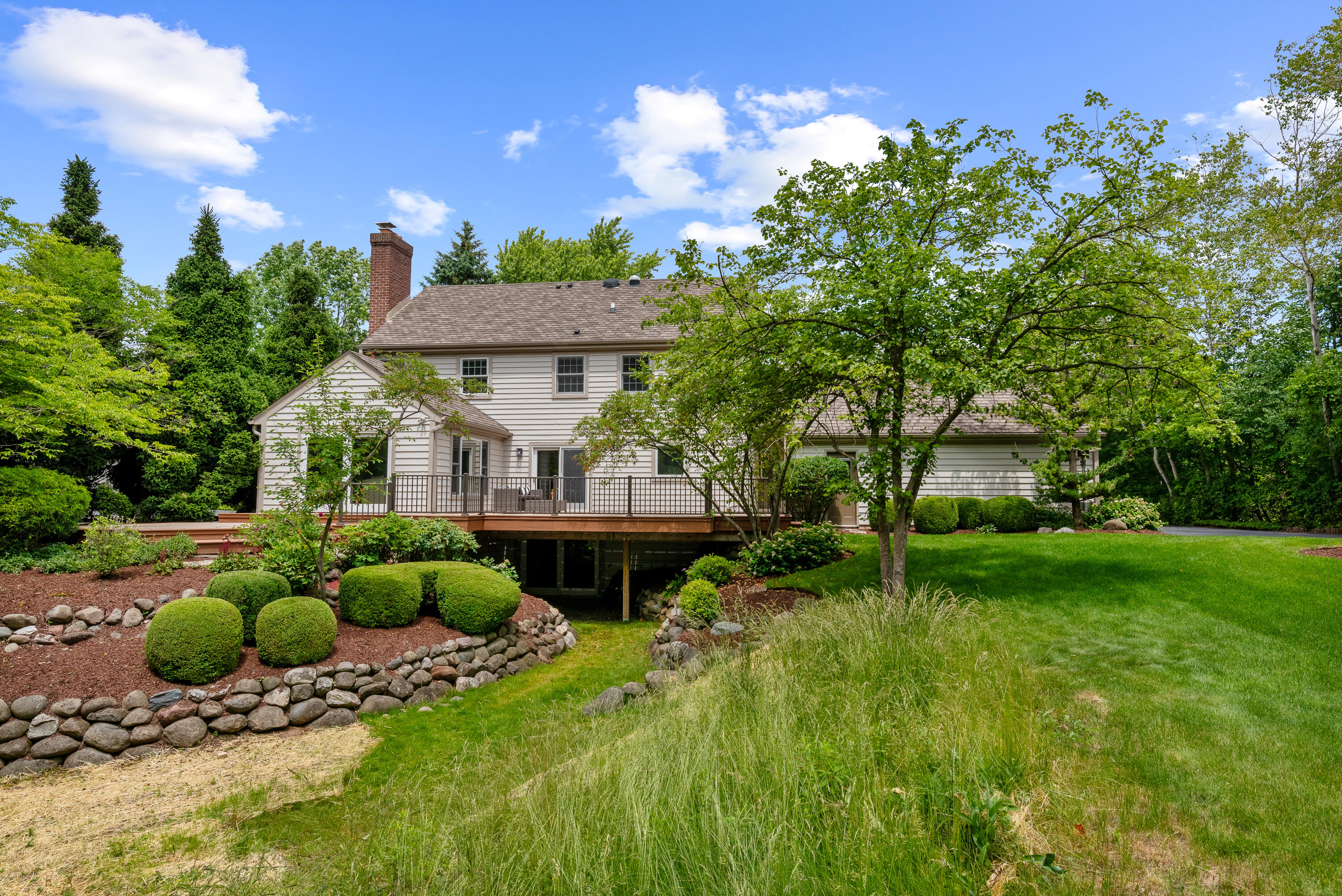 327 W White Oak Way
