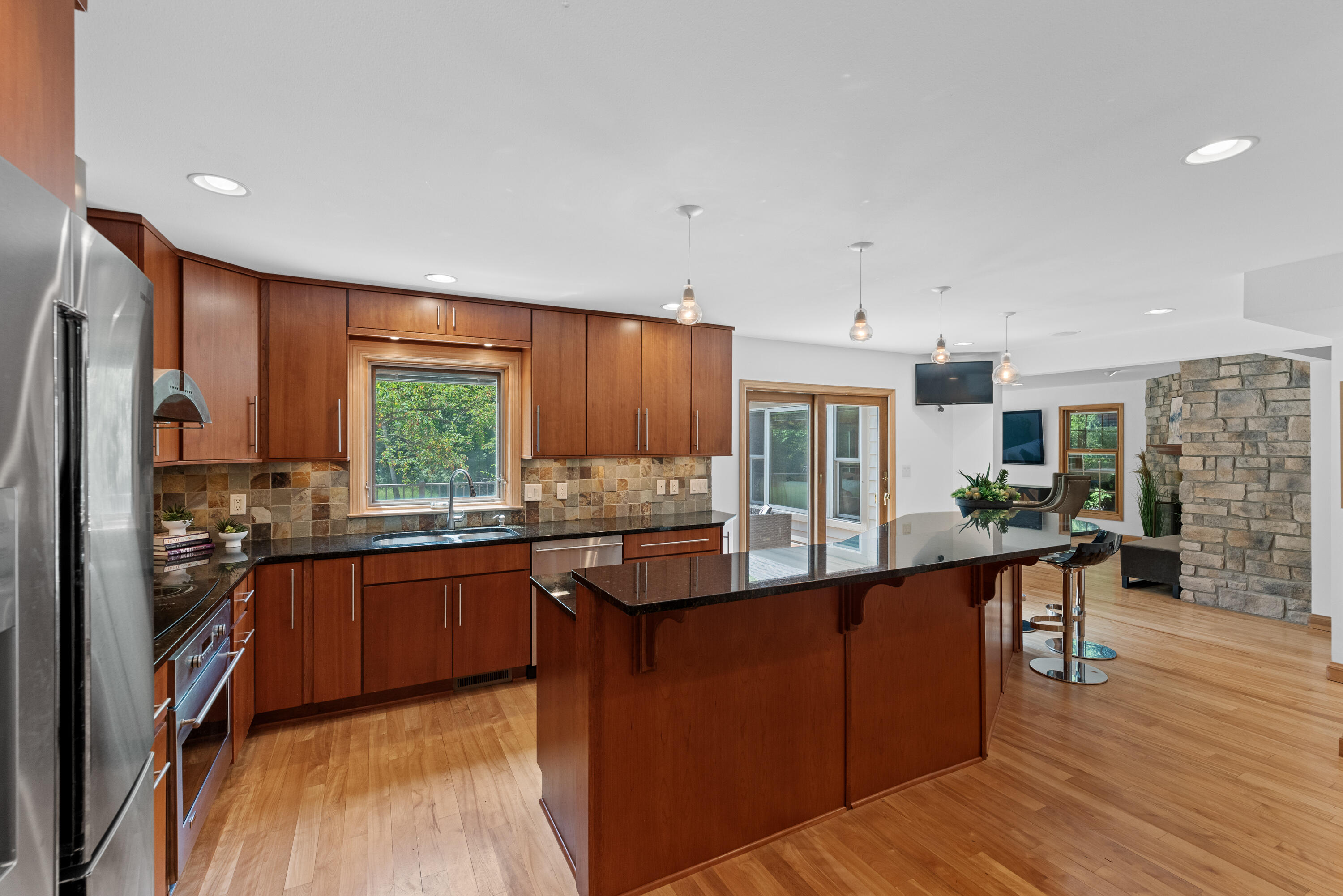 327 W White Oak Way