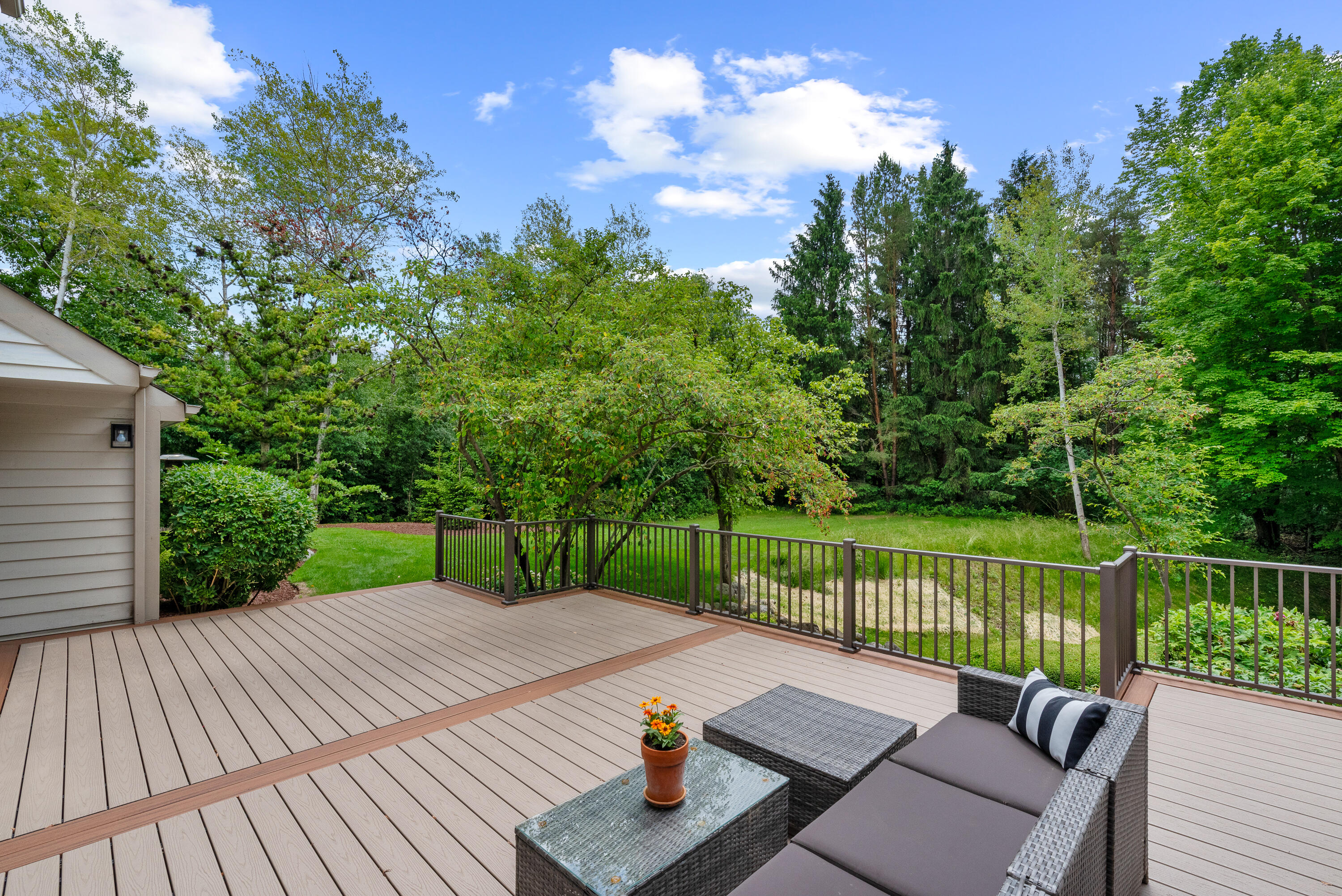 327 W White Oak Way