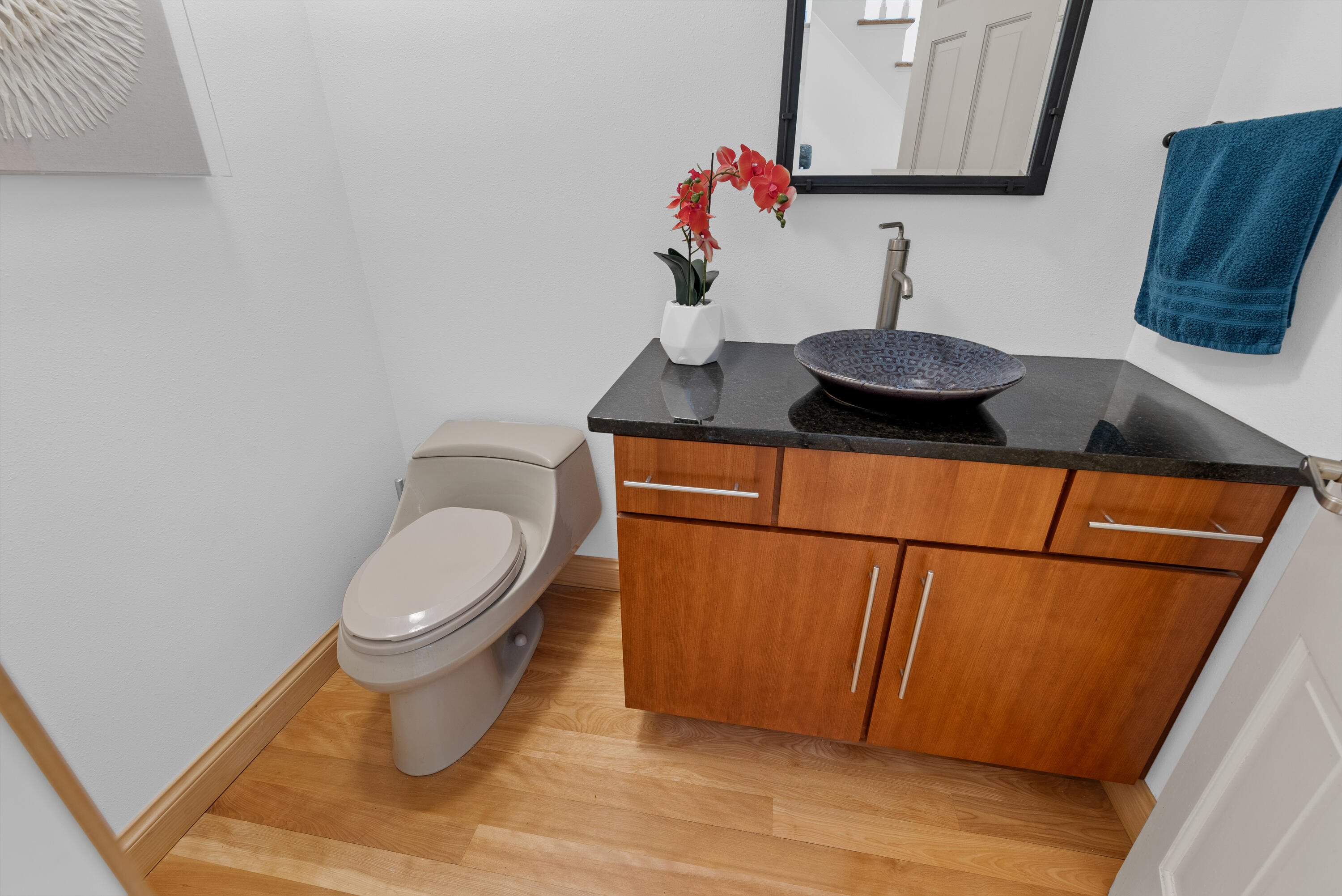 327 W White Oak Way