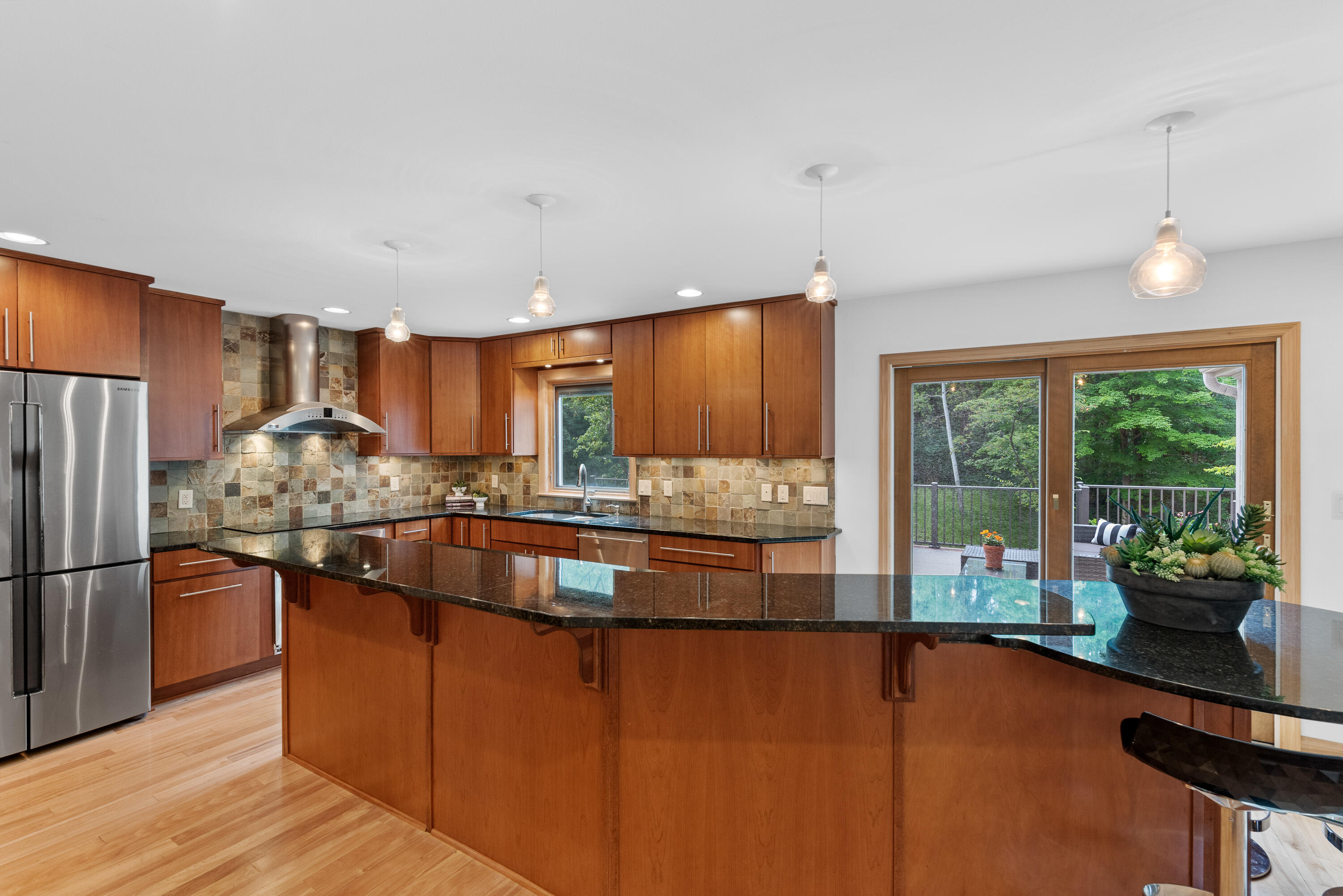 327 W White Oak Way