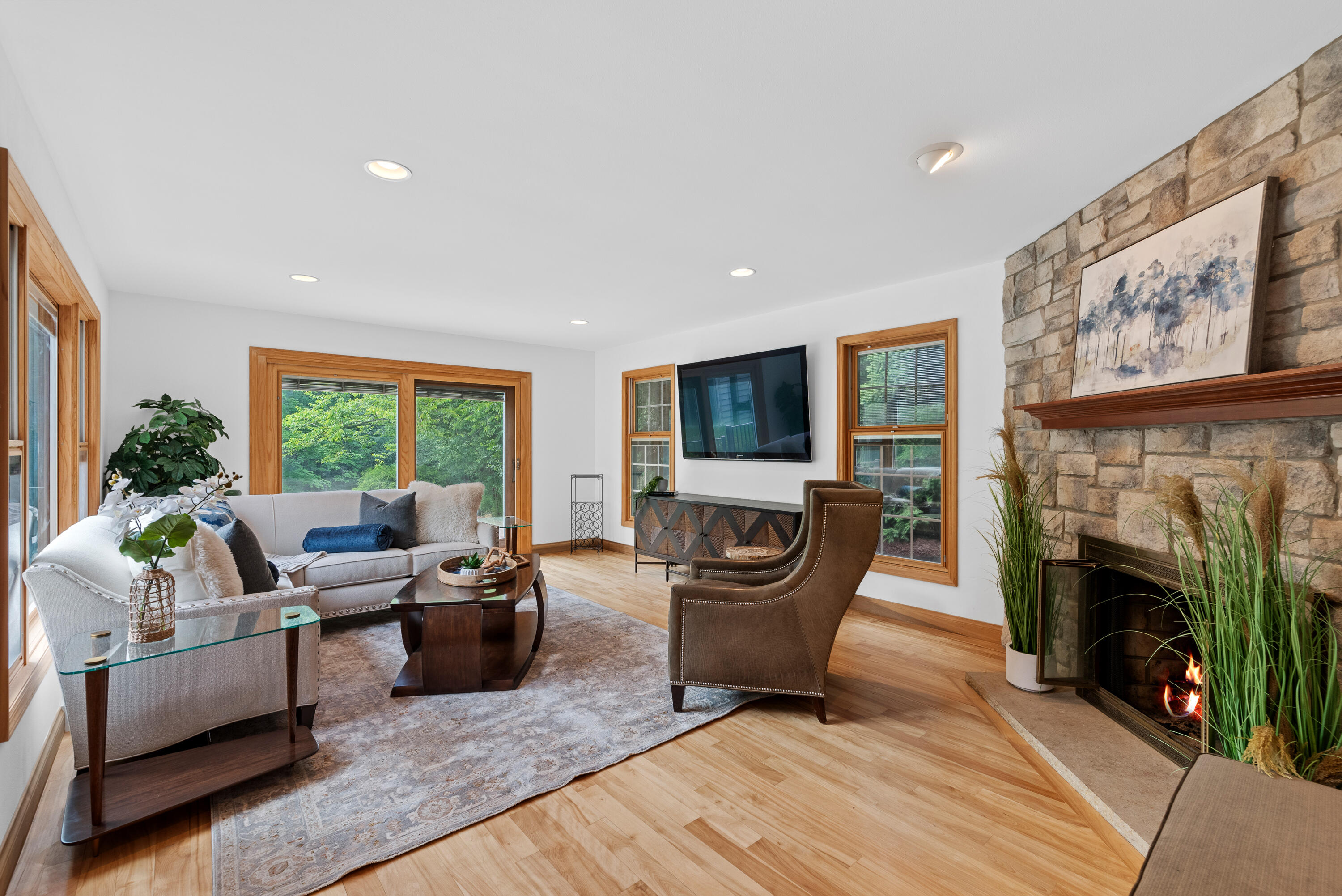 327 W White Oak Way