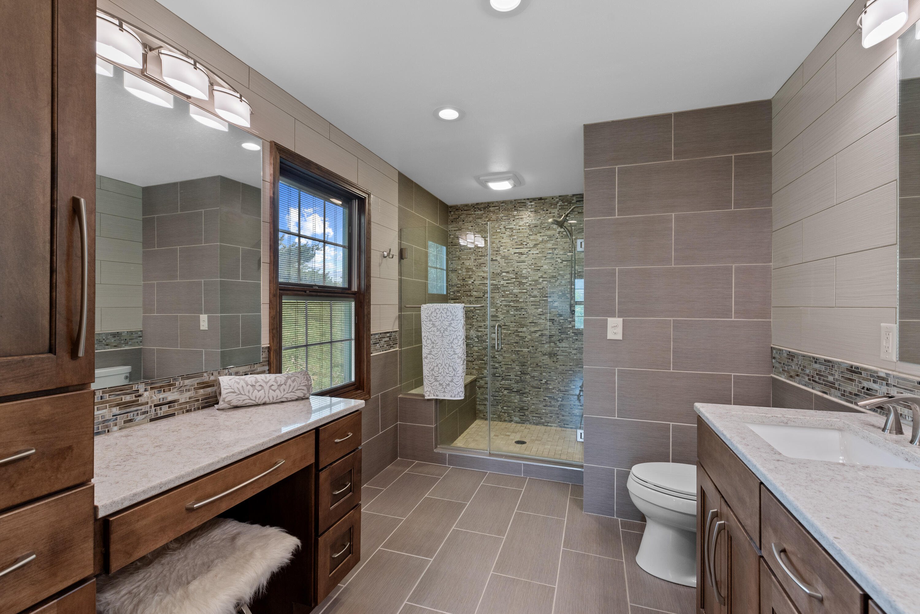 327 W White Oak Way