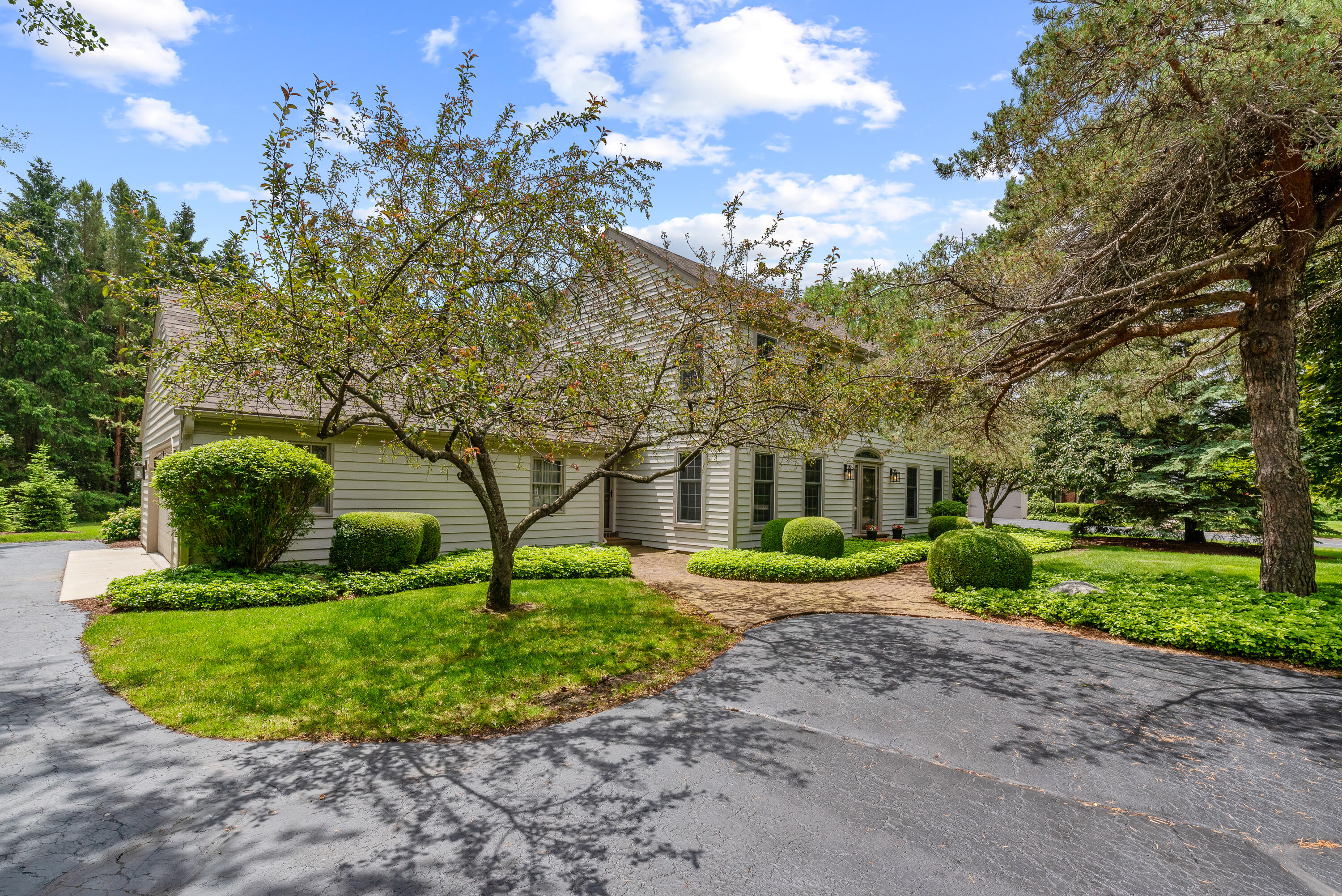 327 W White Oak Way