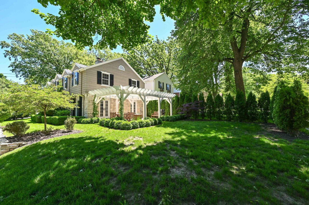 1301 E Lake Bluff Blvd