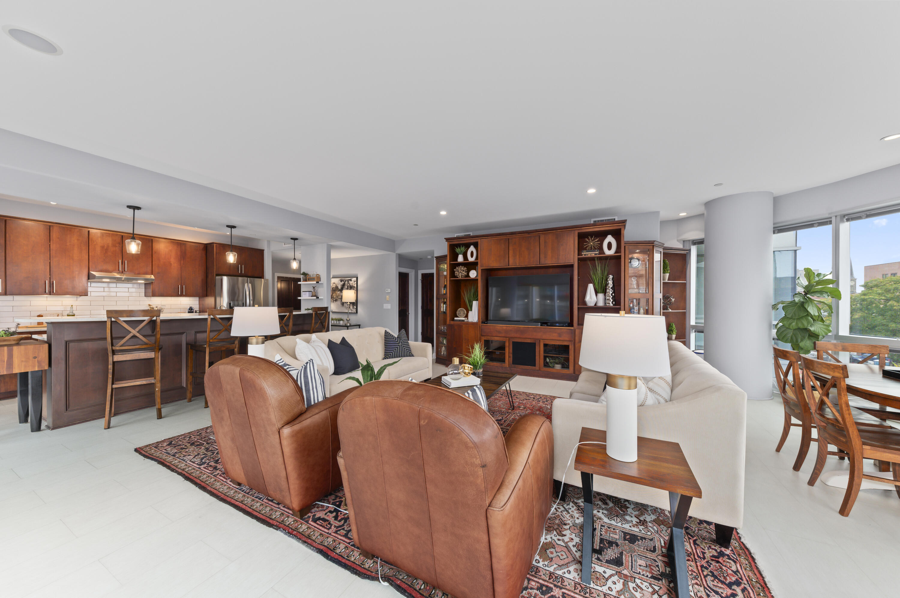 545 E Wells St 400