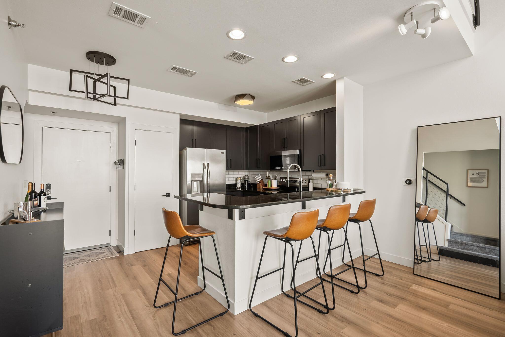 2121 S Kinnickinnic Ave Unit: 107