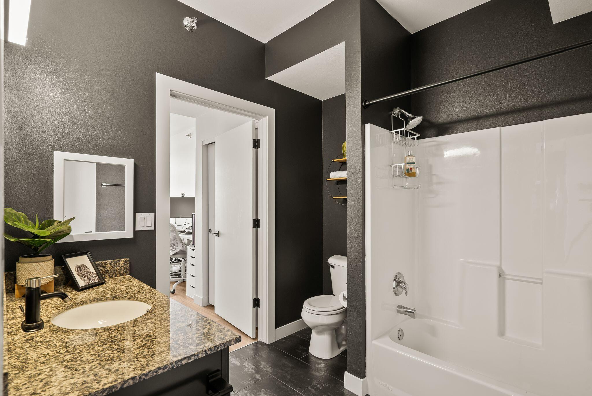 2121 S Kinnickinnic Ave Unit: 107