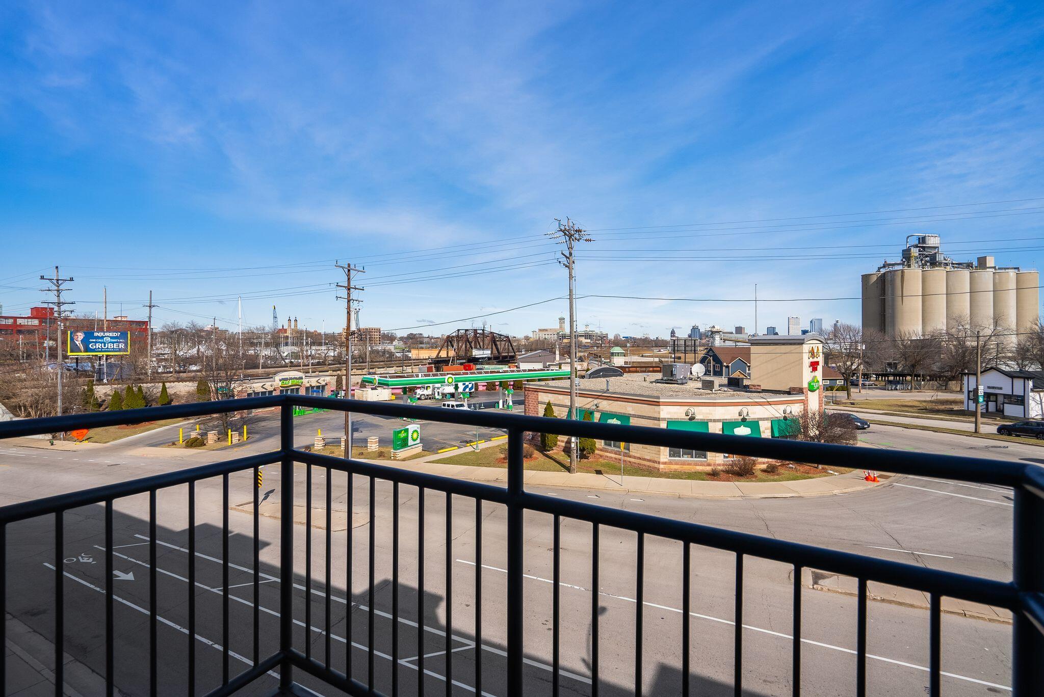 2121 S Kinnickinnic Ave Unit: 107