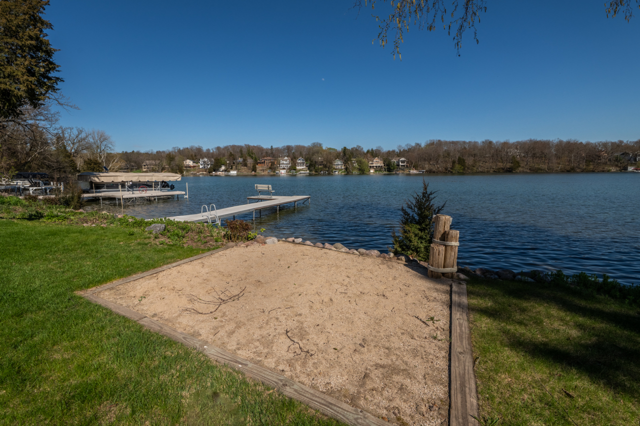 6092 N Lake Dr