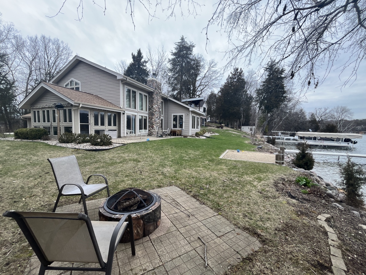6092 N Lake Dr