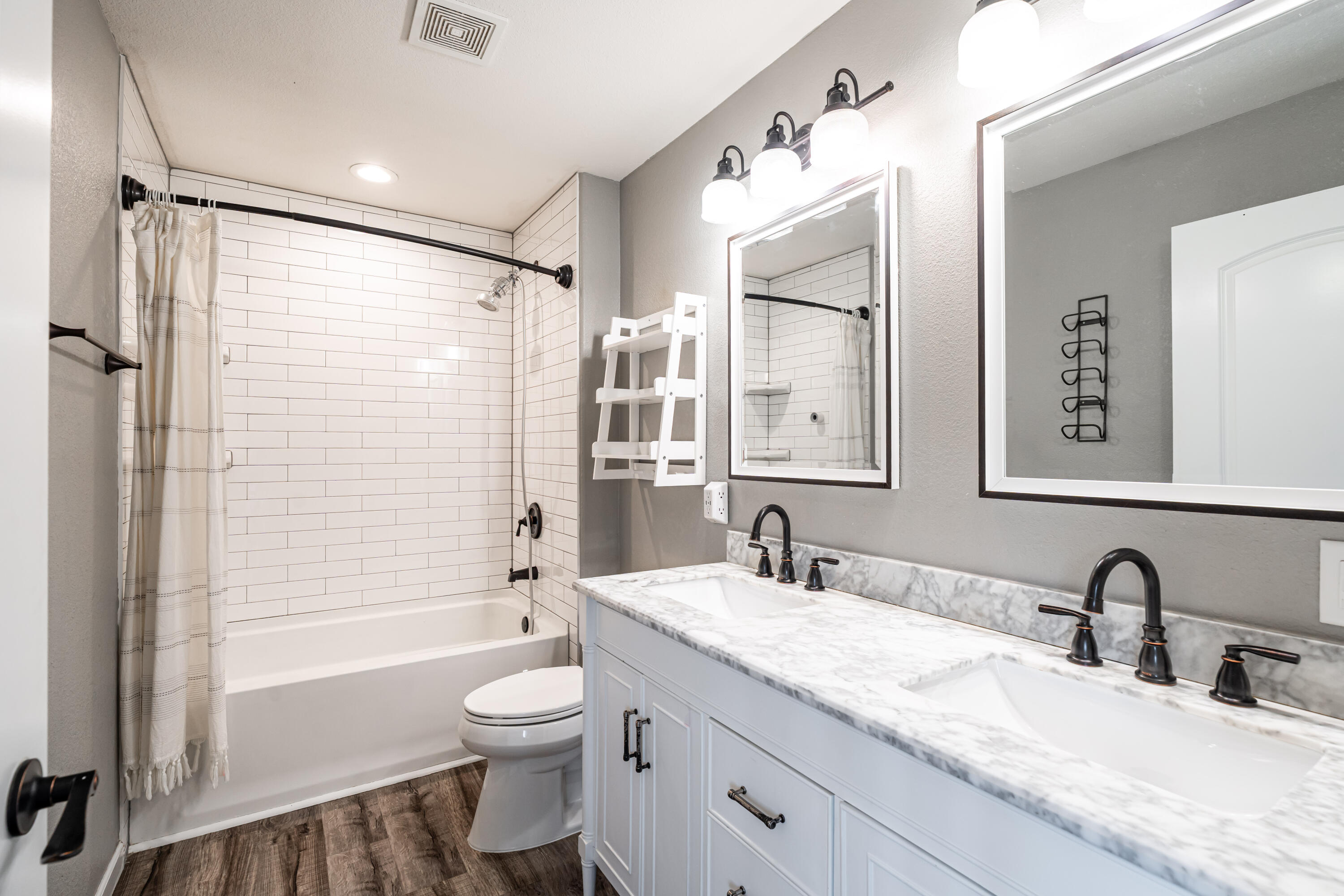 2487 S Saint Clair St