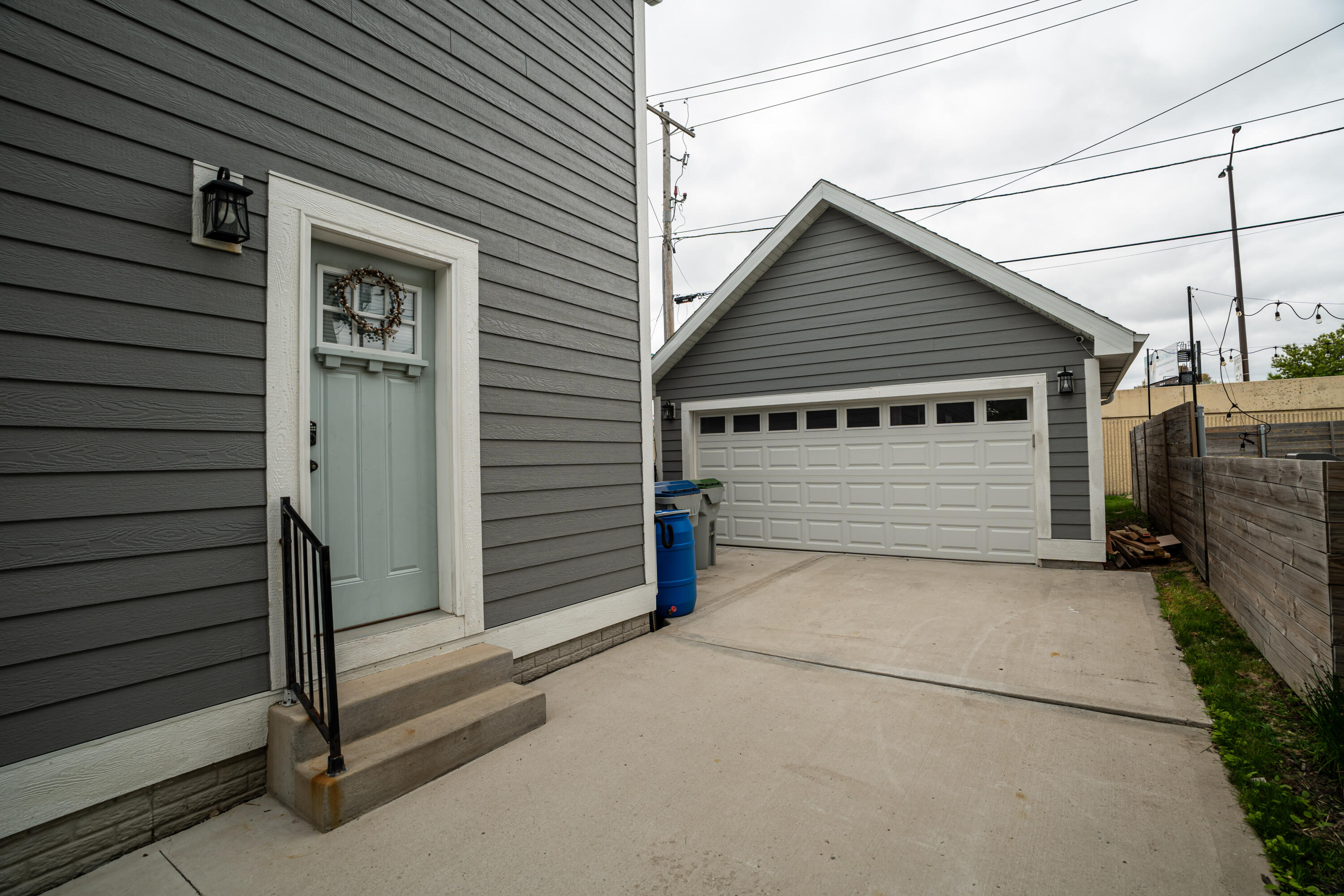 2487 S Saint Clair St