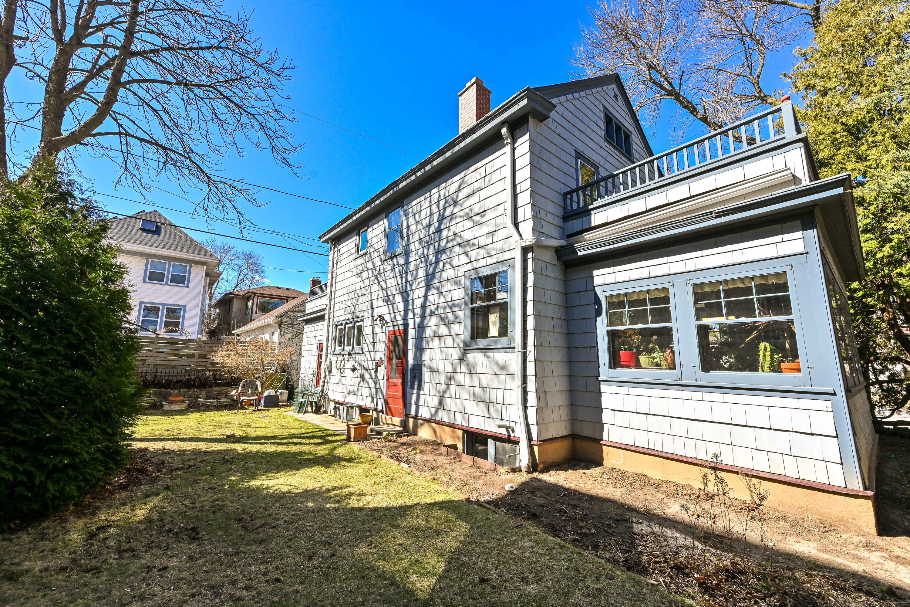 2719 E Locust St