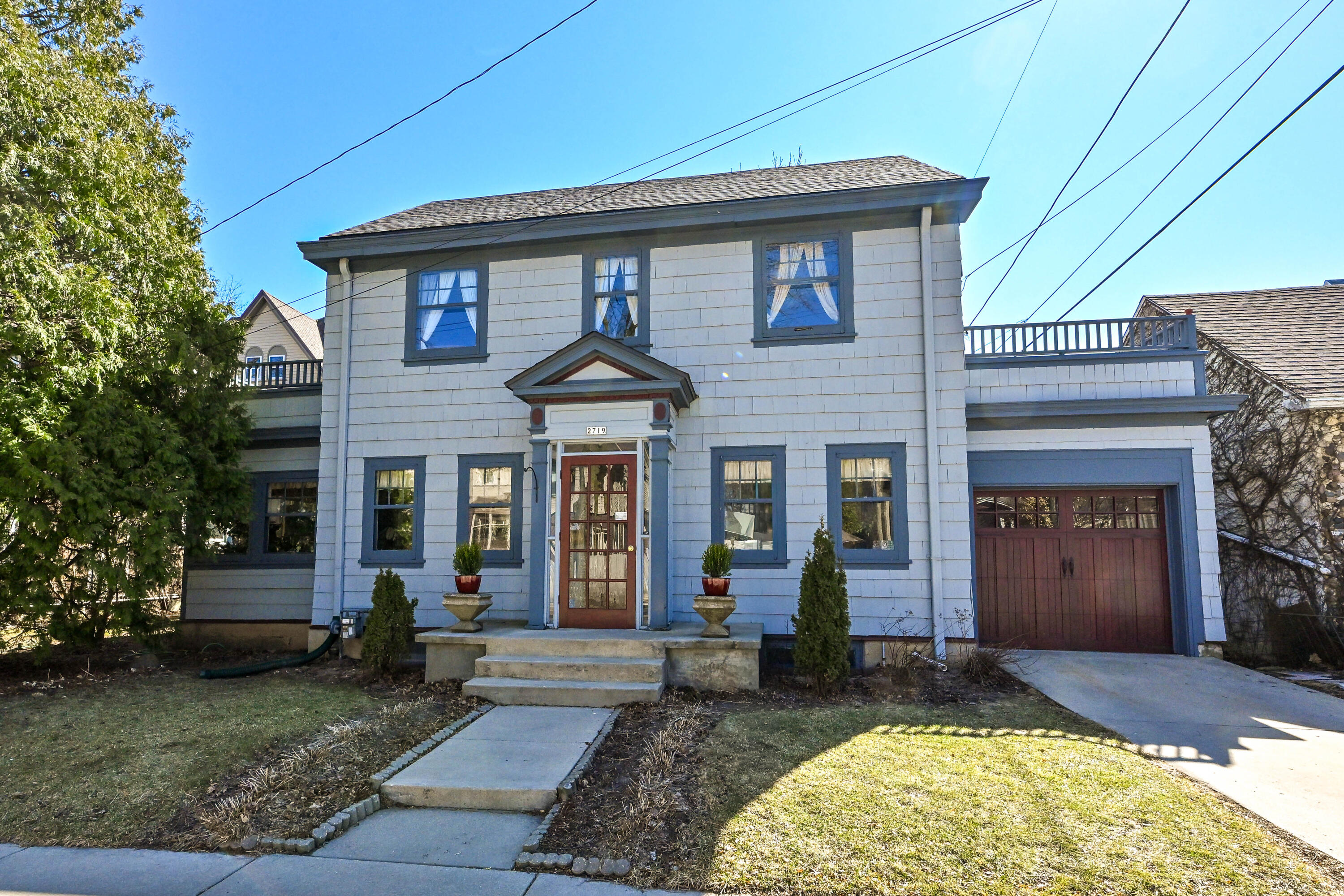2719 E Locust St