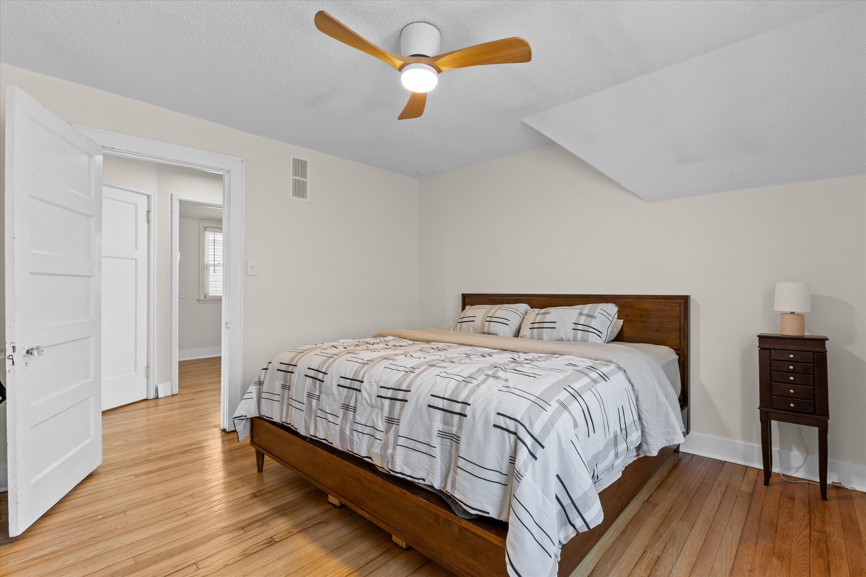 311 E Rosedale Ave Unit: Upper/2