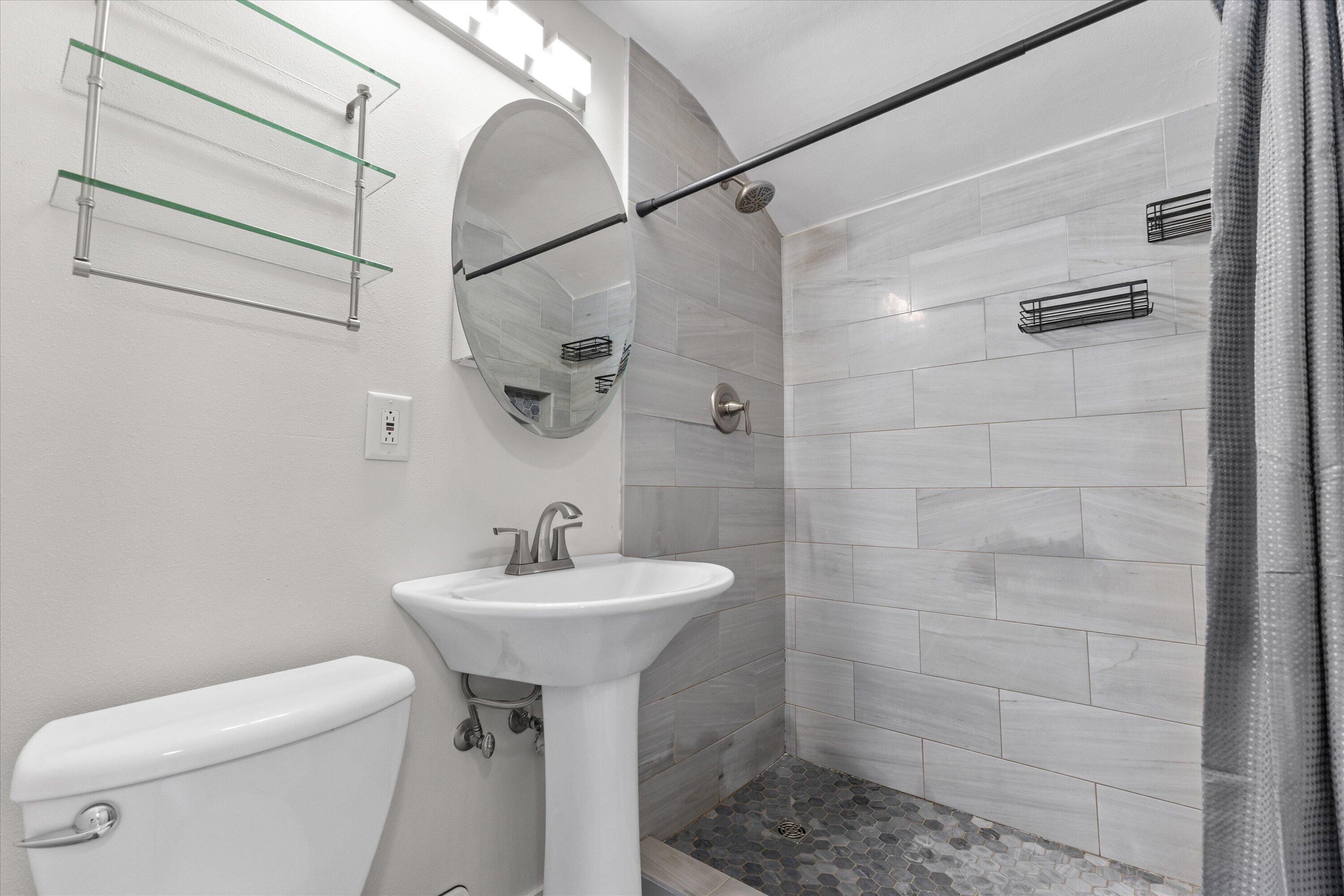 311 E Rosedale Ave Unit: Upper/2