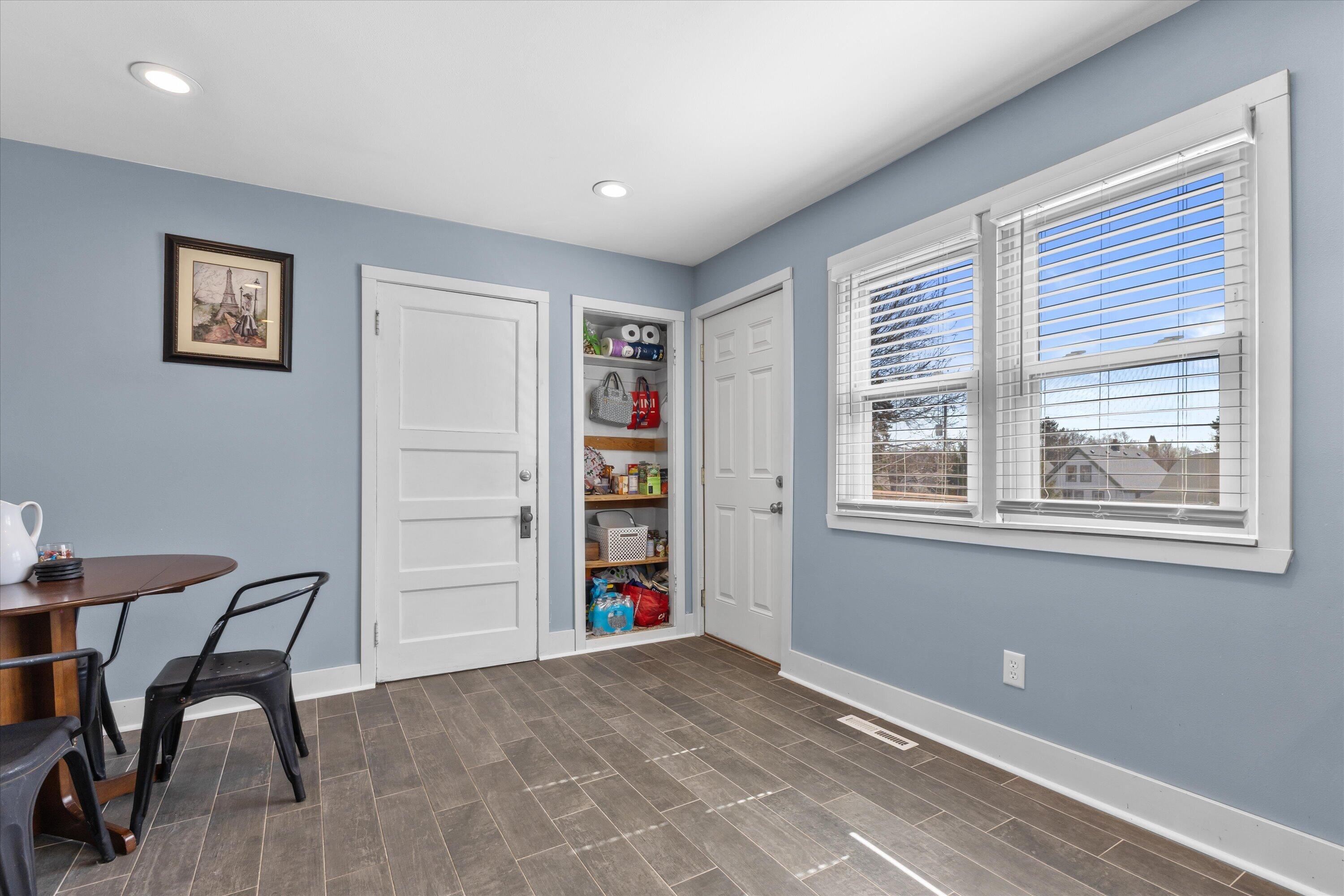 311 E Rosedale Ave Unit: Upper/2