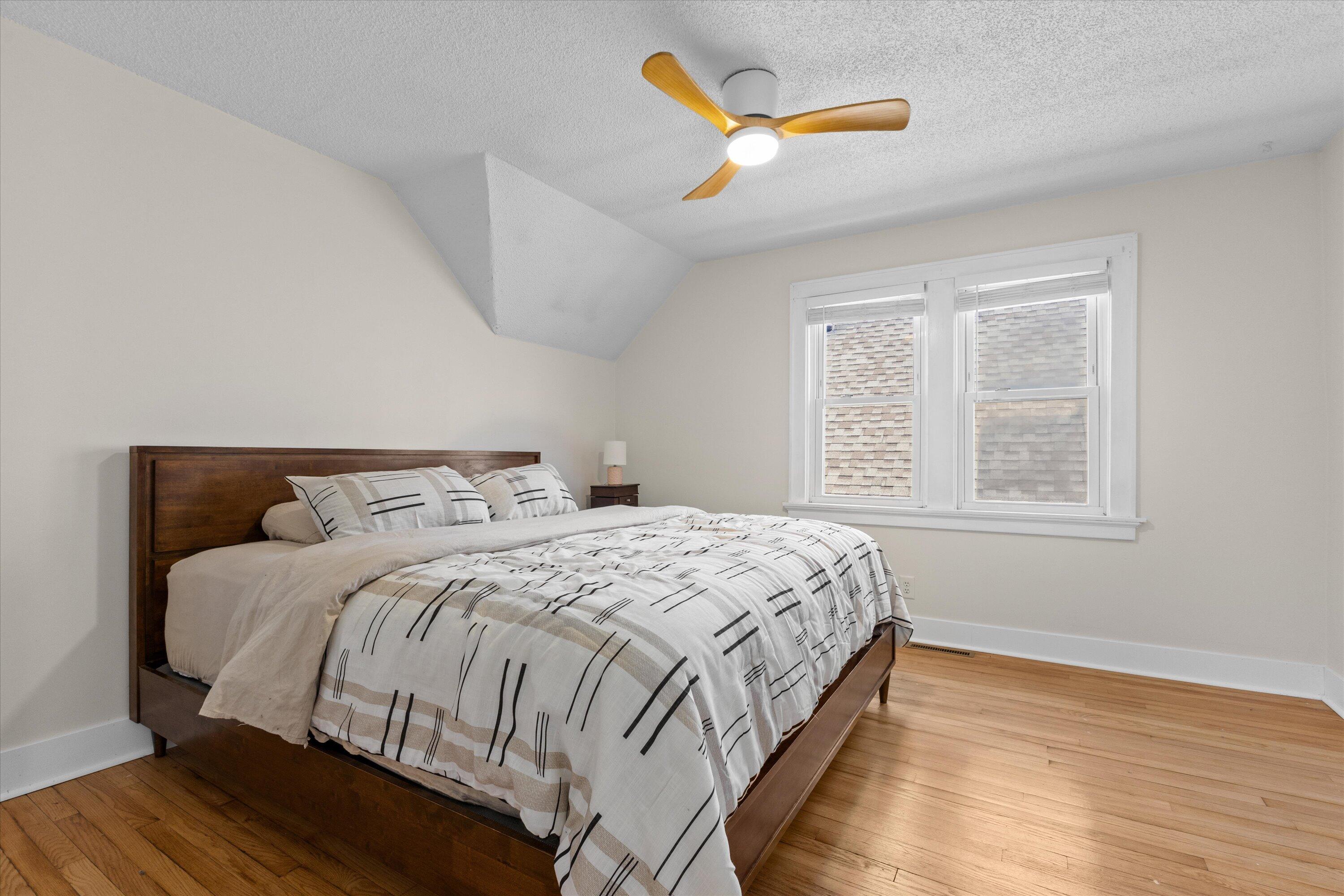 311 E Rosedale Ave Unit: Upper/2