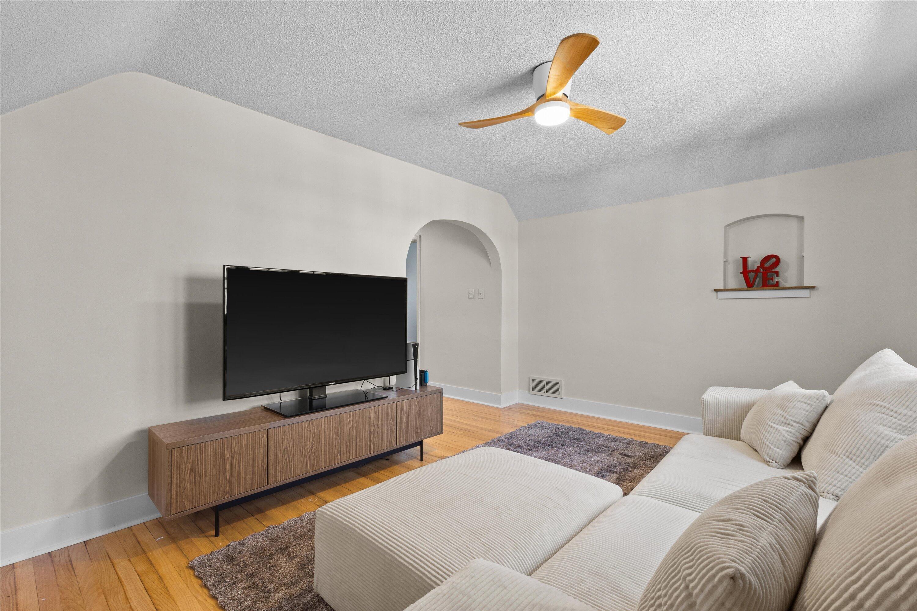 311 E Rosedale Ave Unit: Upper/2