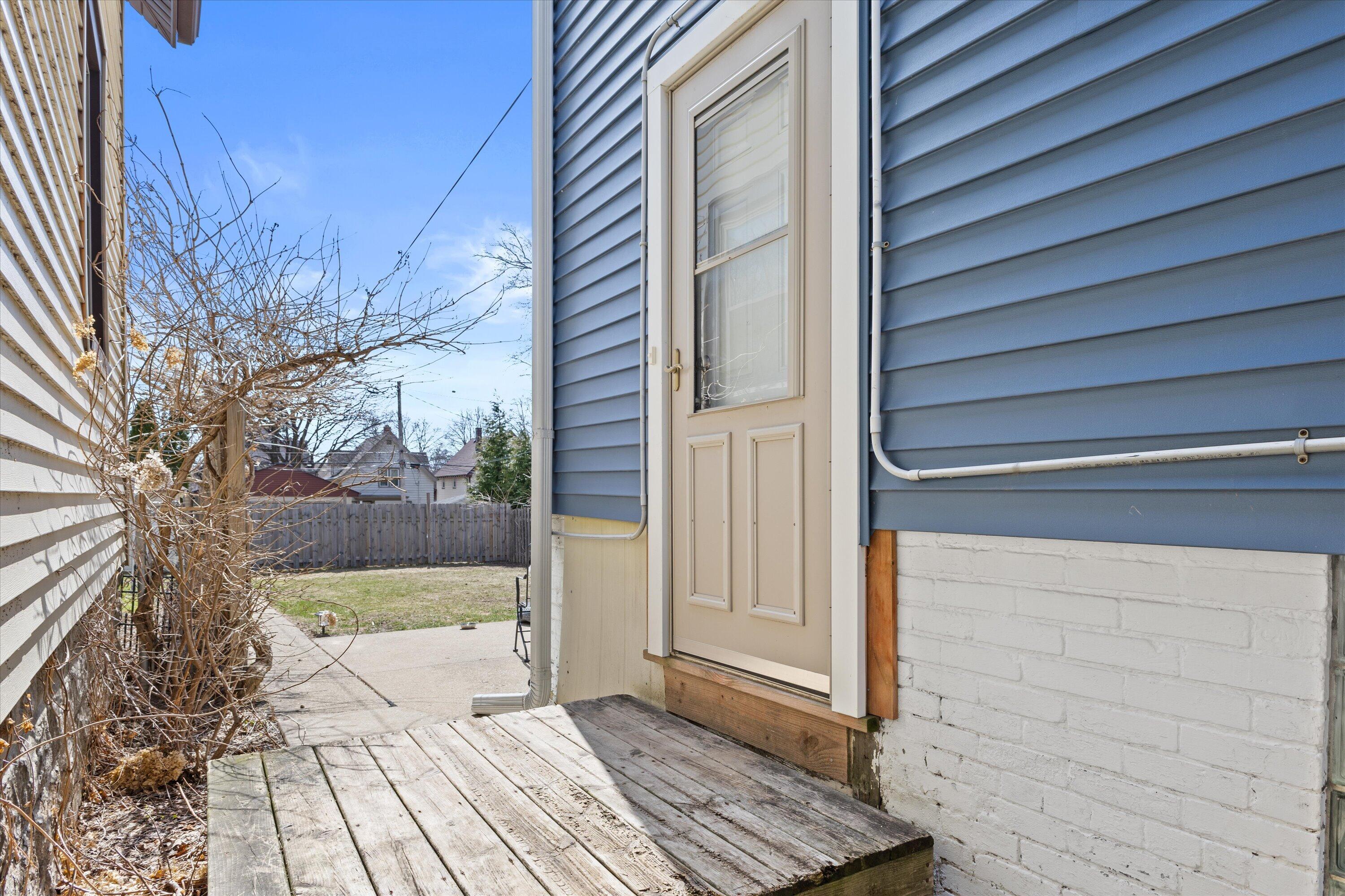 311 E Rosedale Ave Unit: Upper/2