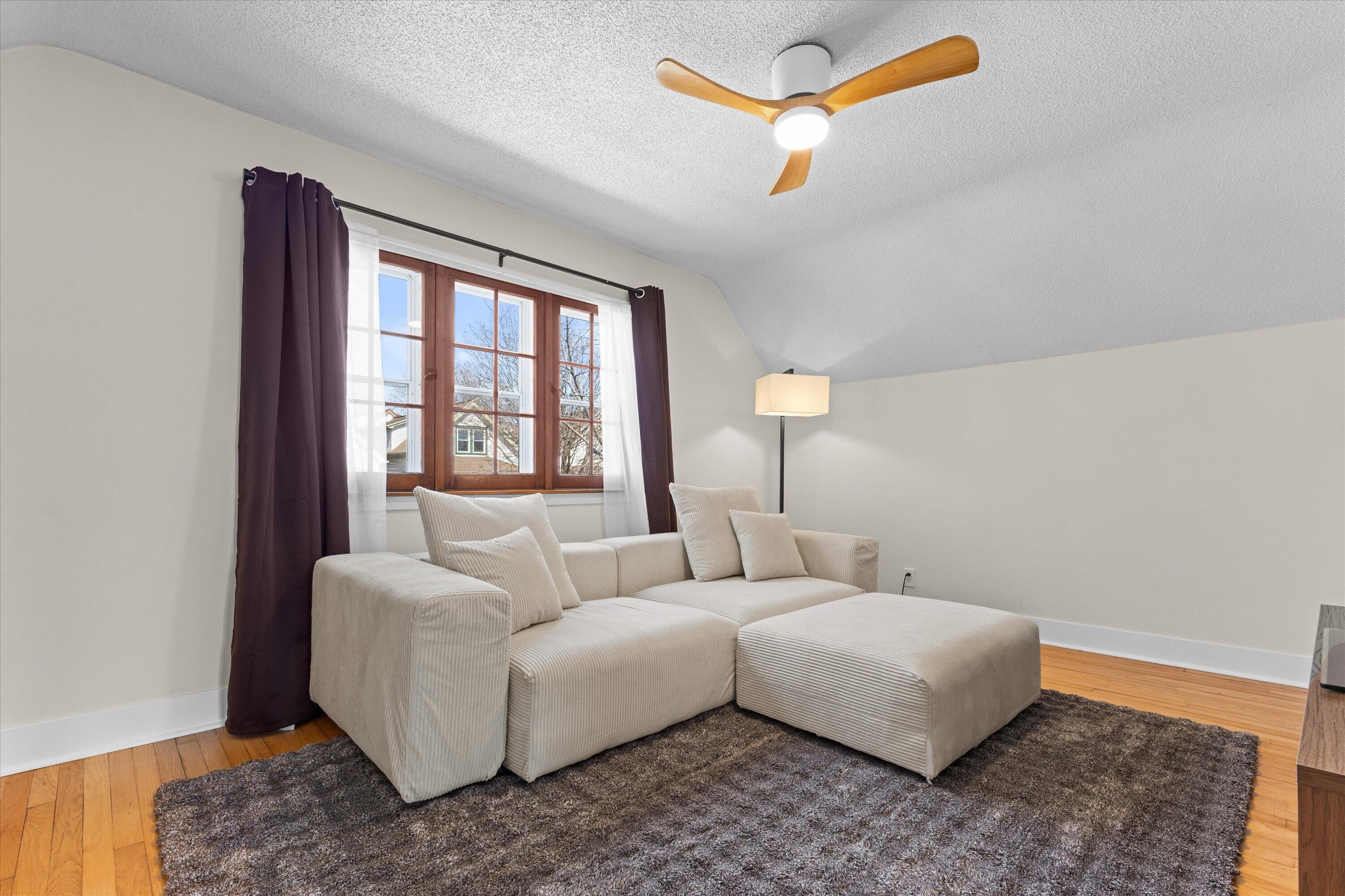 311 E Rosedale Ave Unit: Upper/2