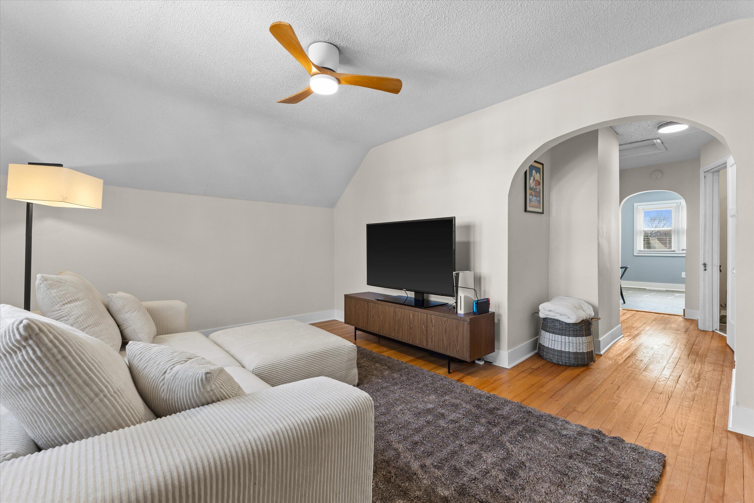 311 E Rosedale Ave Unit: Upper/2