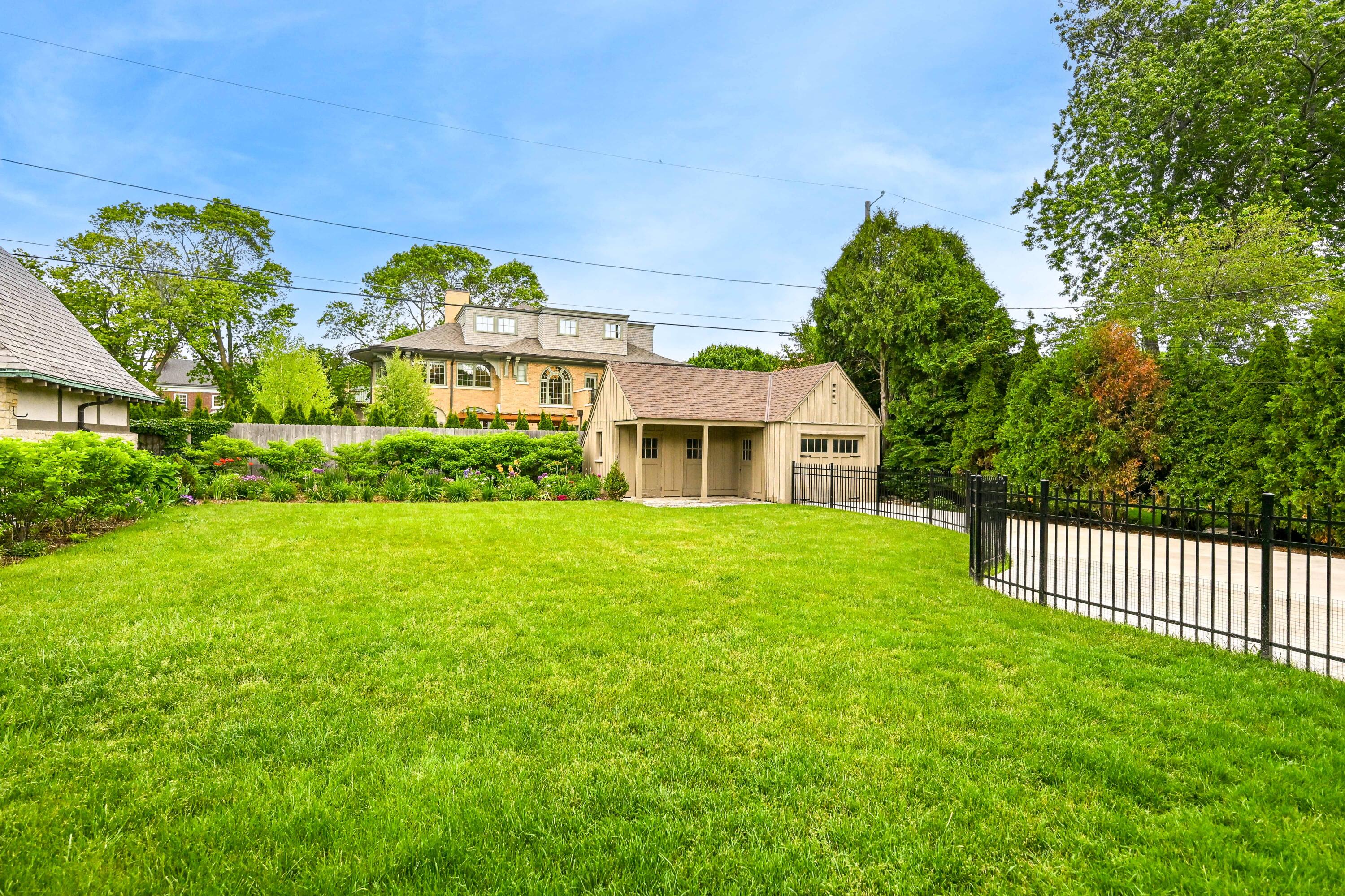 3445 N Lake Dr