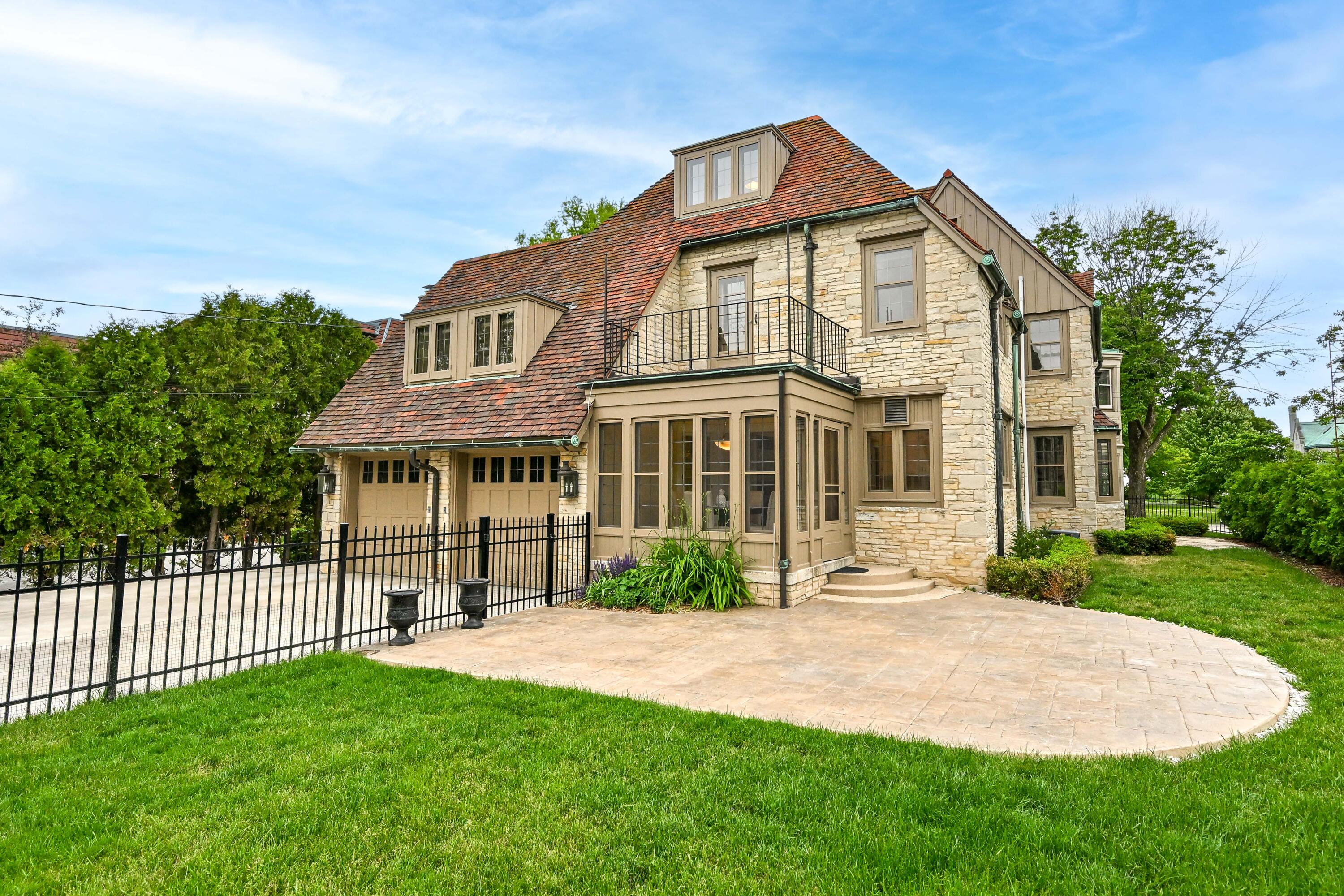 3445 N Lake Dr