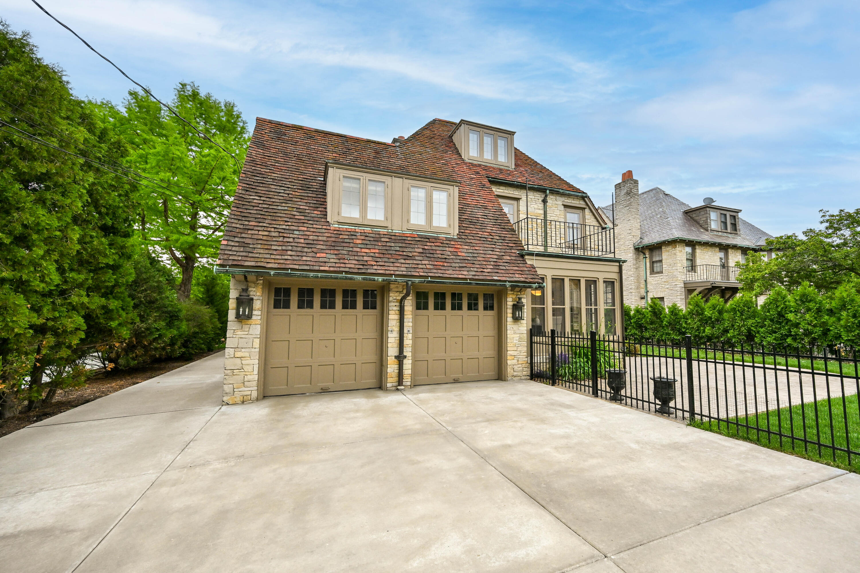 3445 N Lake Dr
