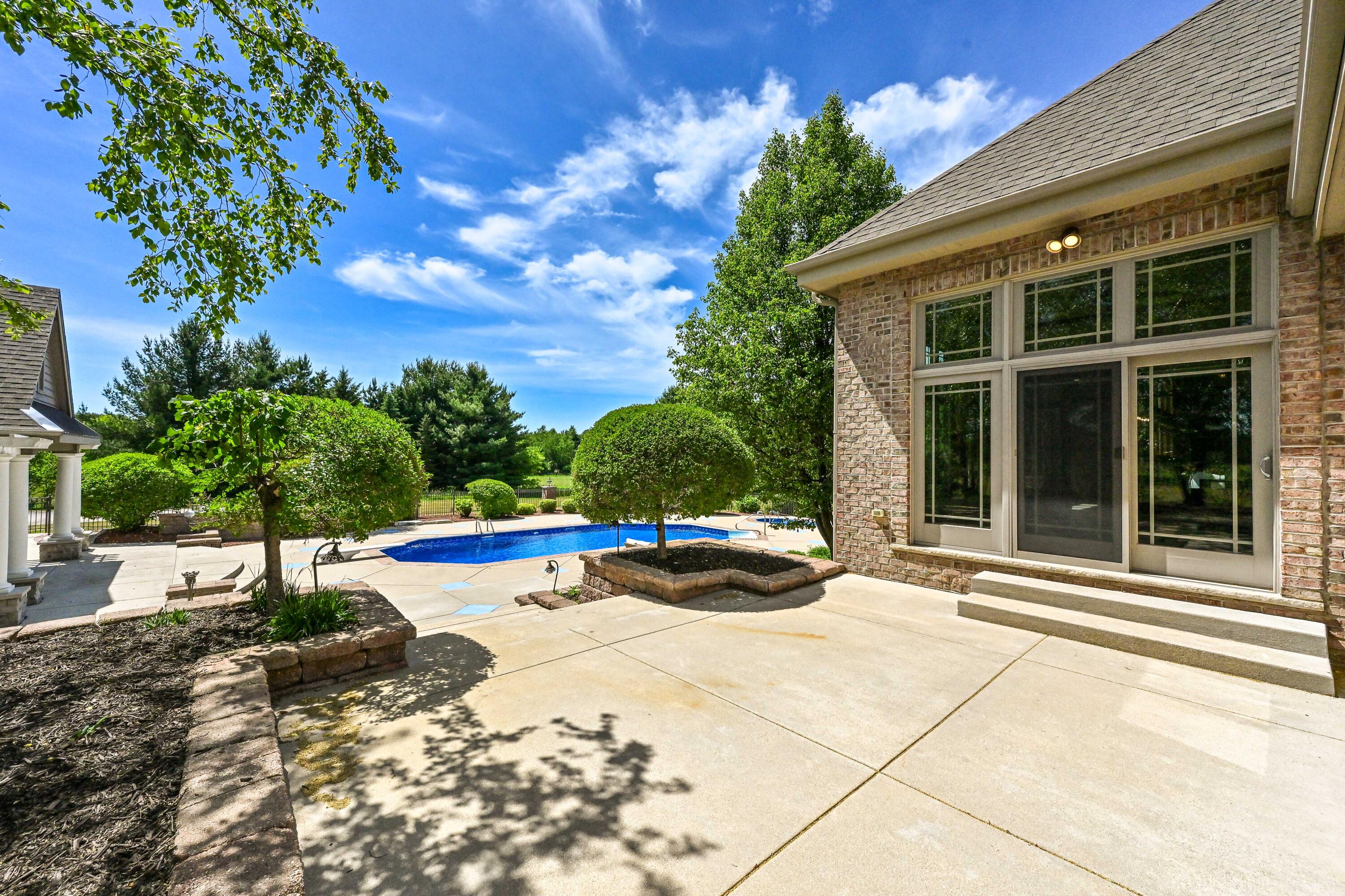 3277 N Canterbury Ln