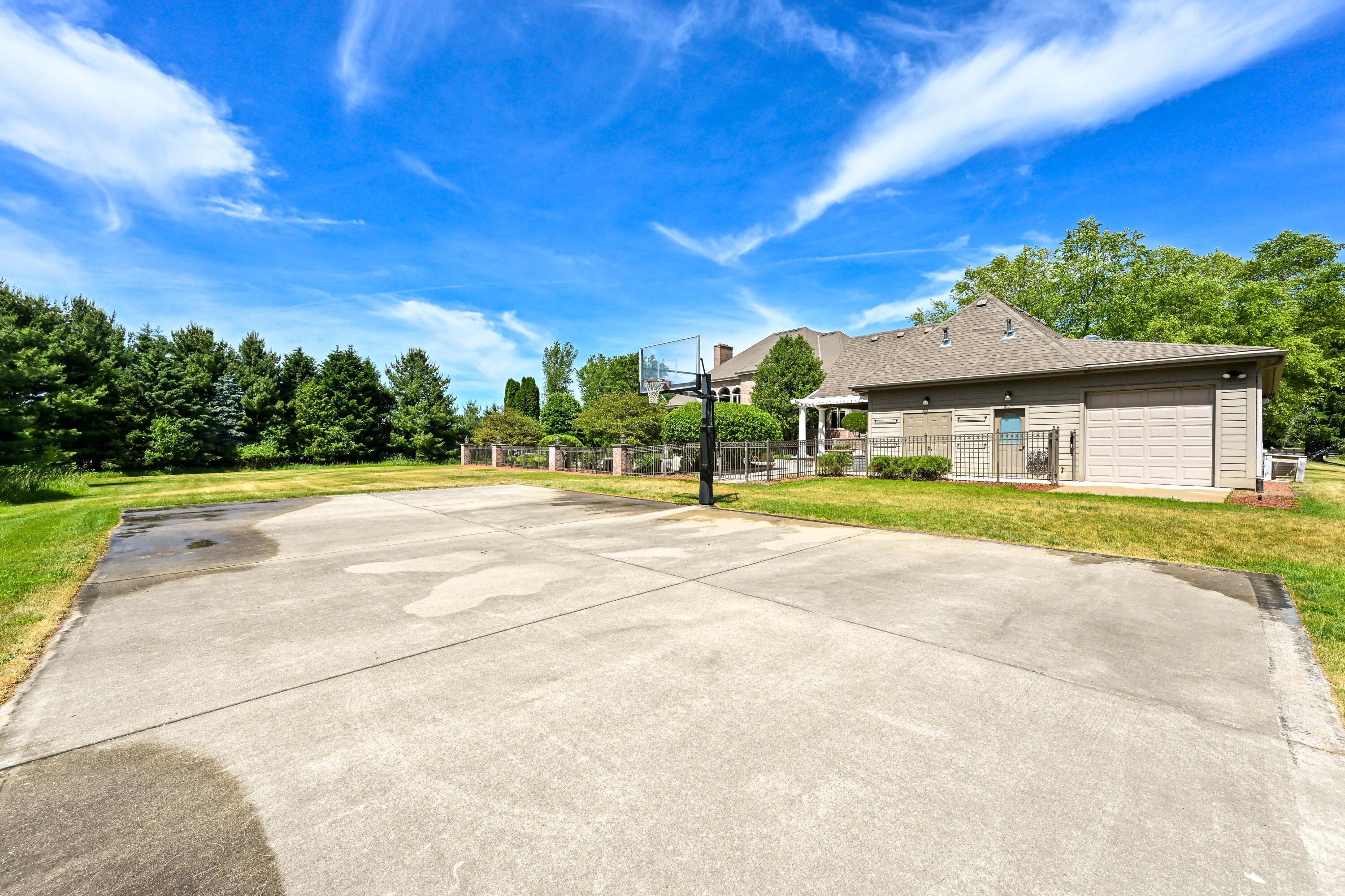 3277 N Canterbury Ln