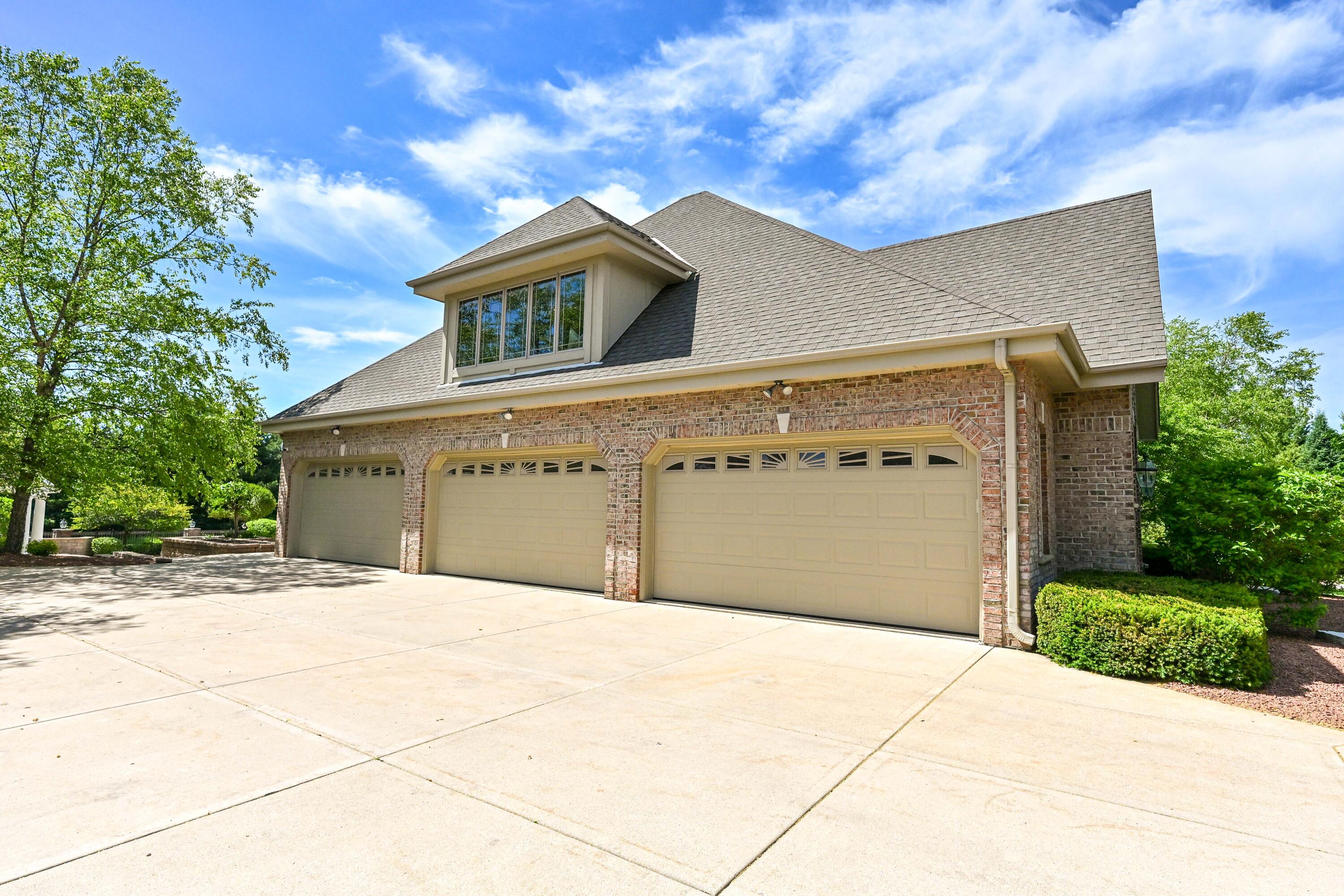 3277 N Canterbury Ln