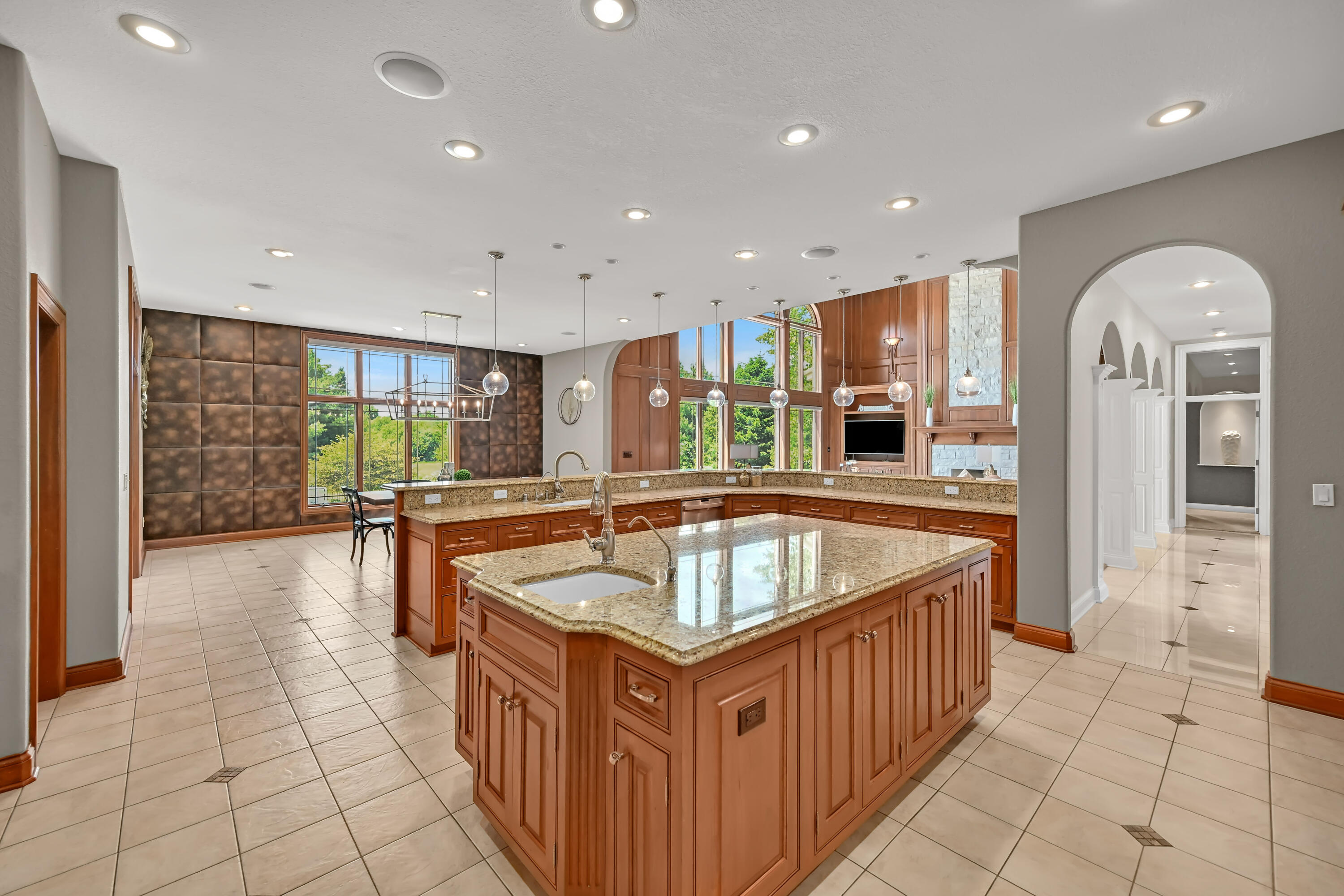 3277 N Canterbury Ln