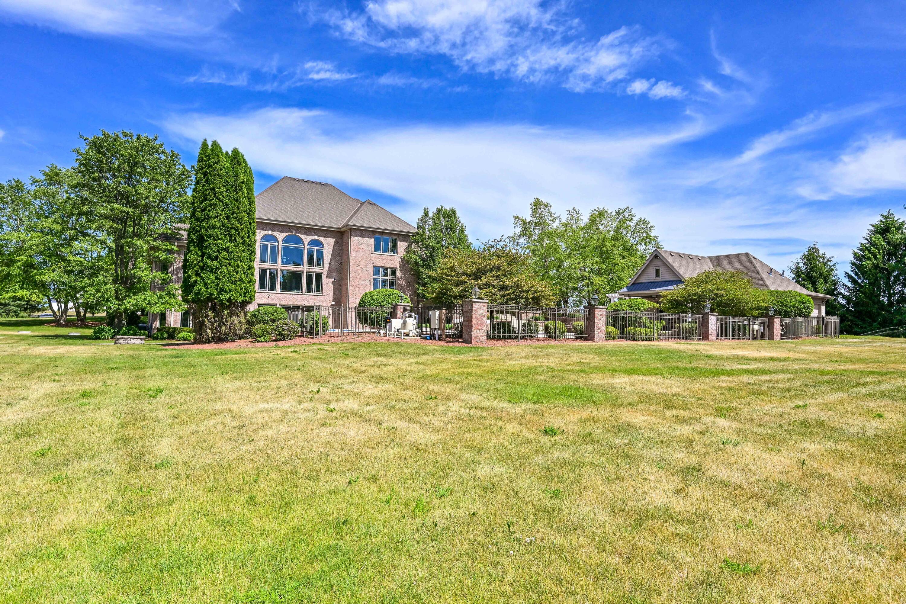 3277 N Canterbury Ln