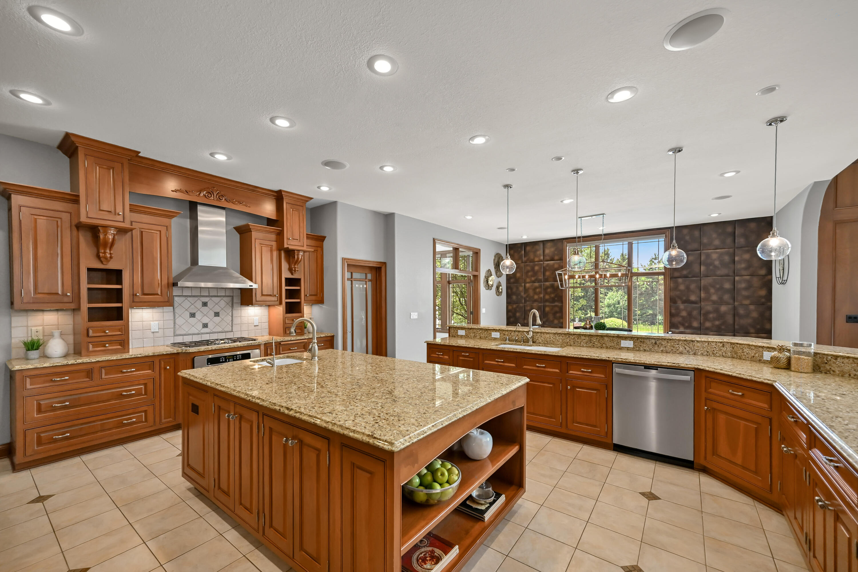 3277 N Canterbury Ln
