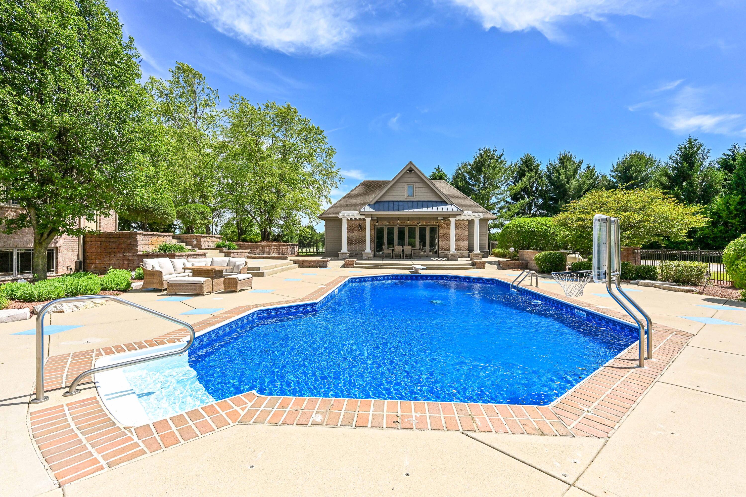 3277 N Canterbury Ln