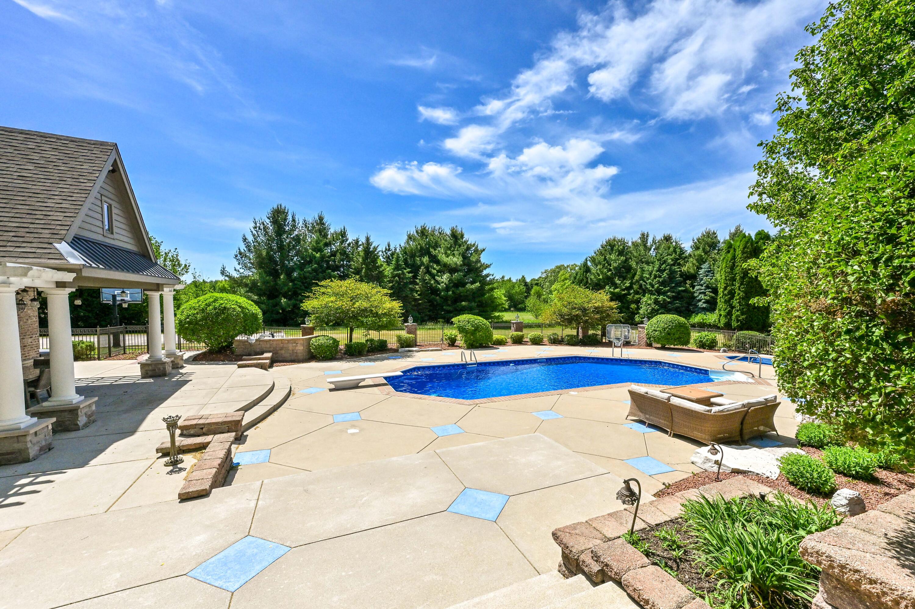 3277 N Canterbury Ln