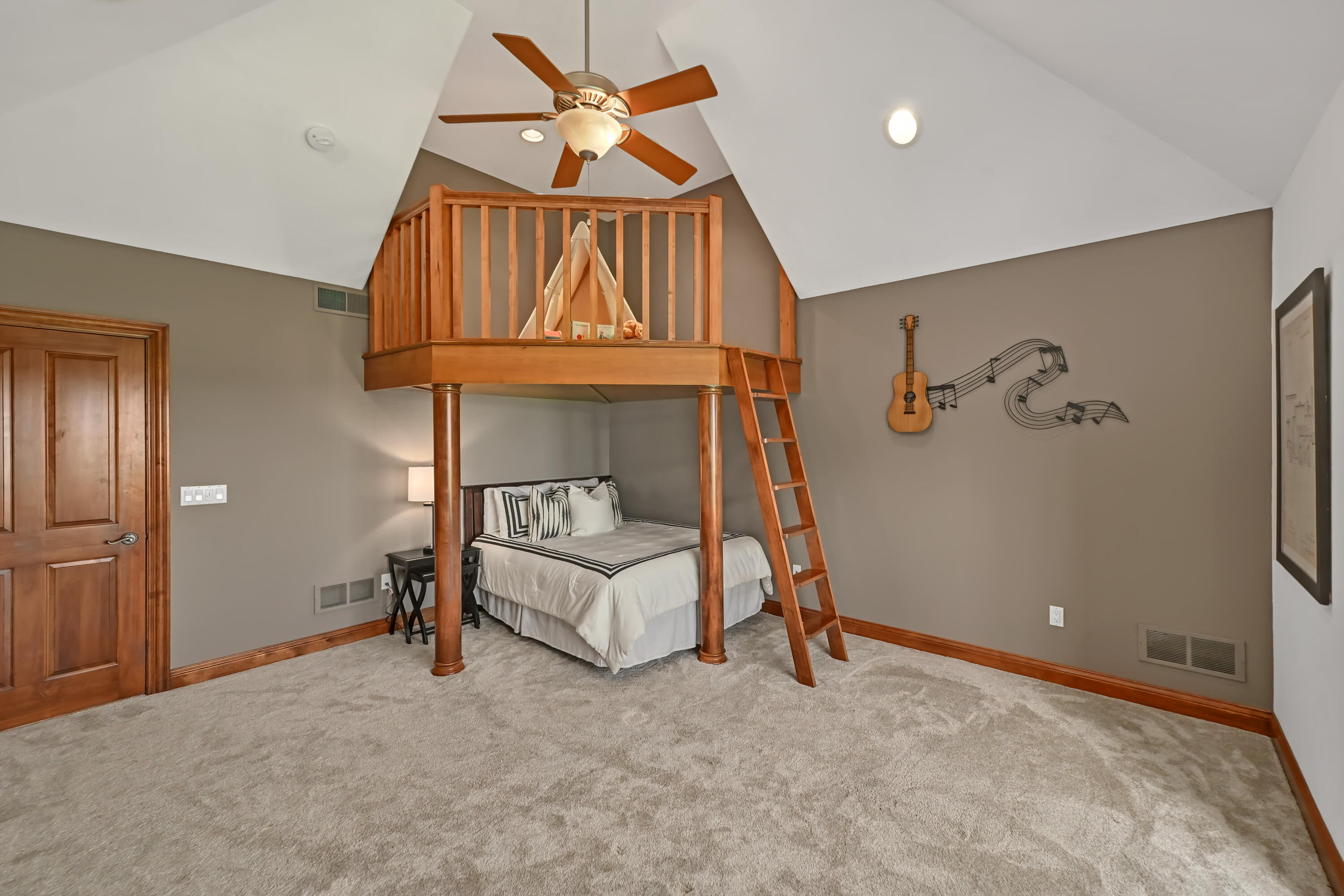 3277 N Canterbury Ln