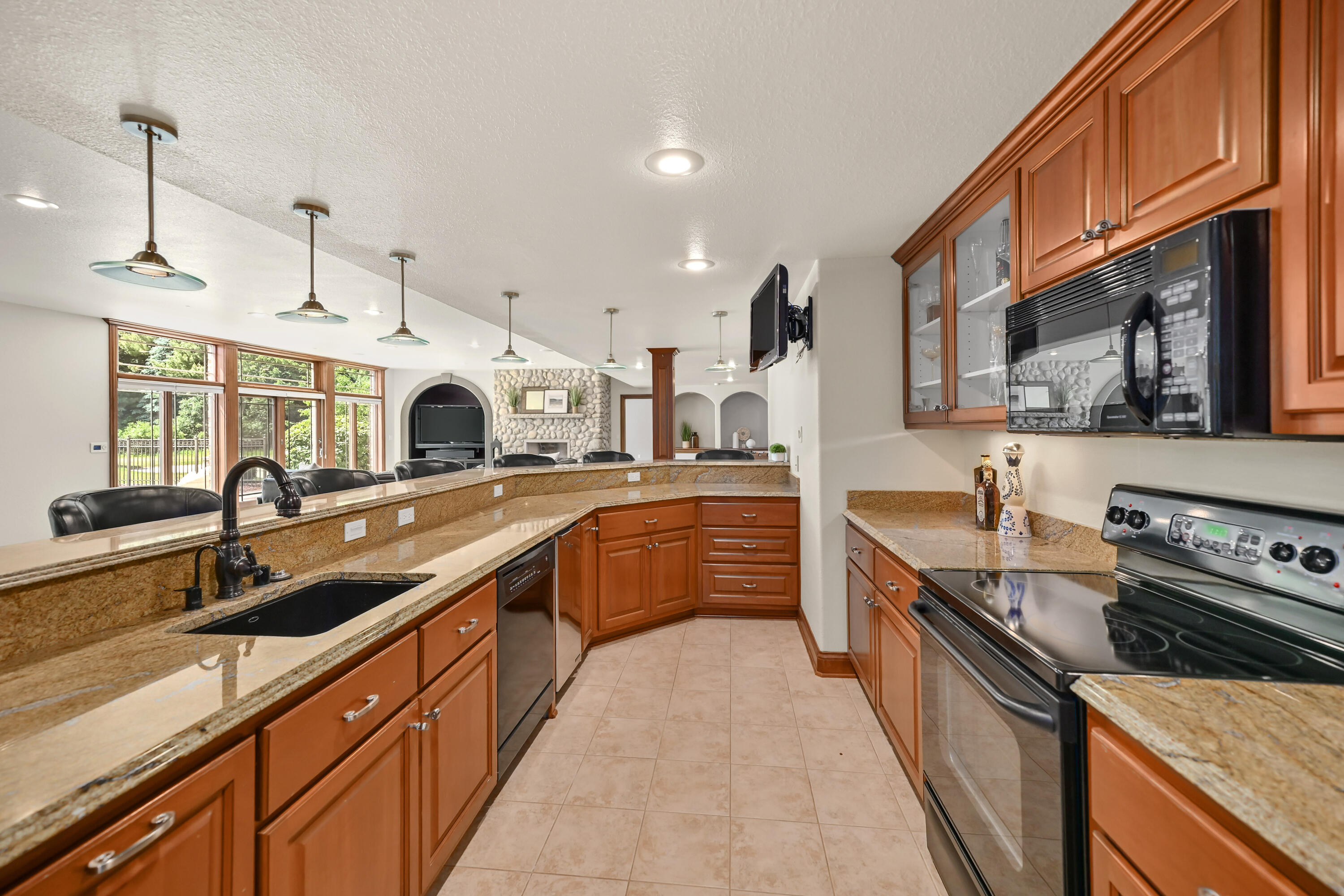 3277 N Canterbury Ln