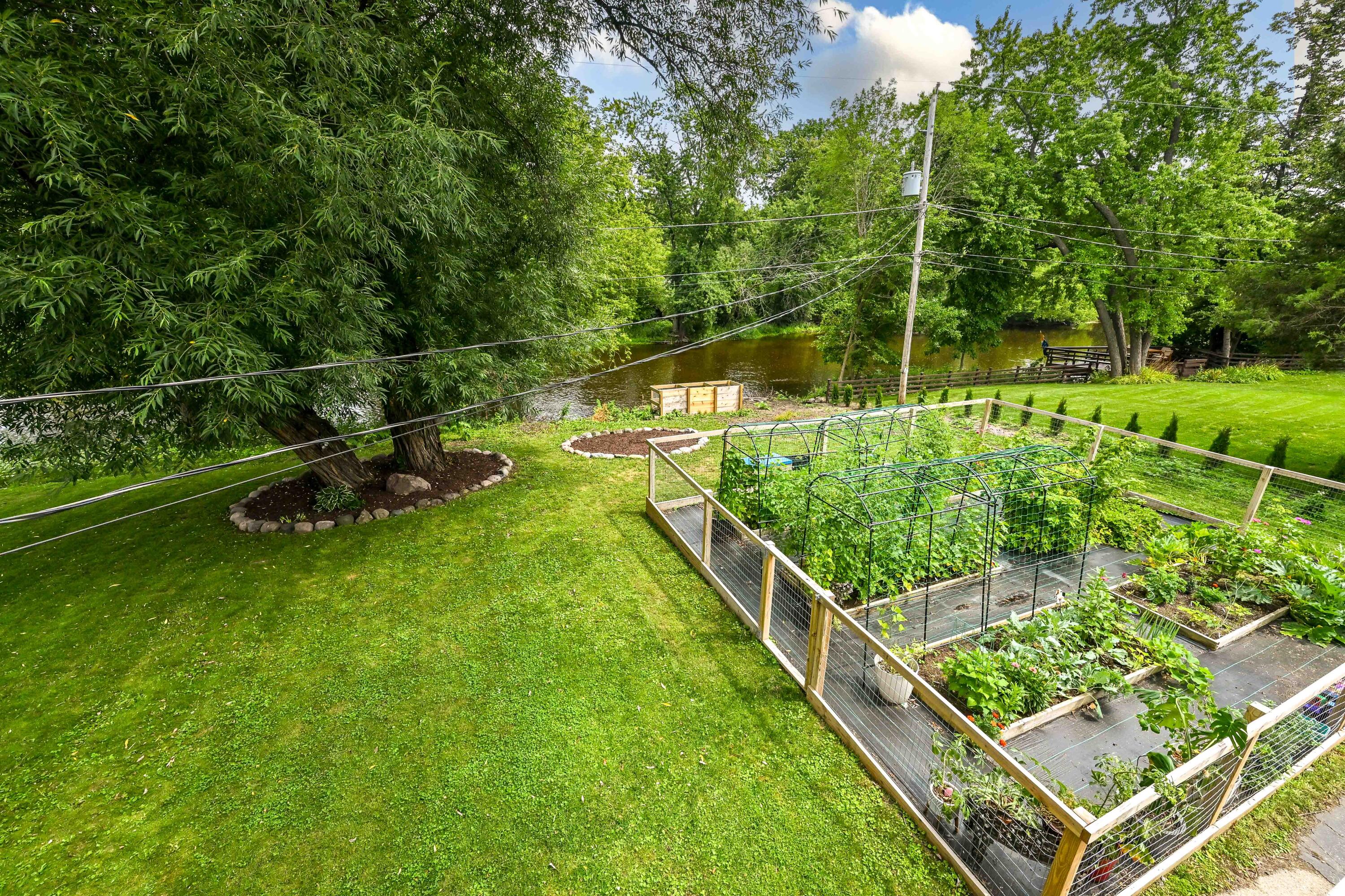 7266 N Pierron Rd